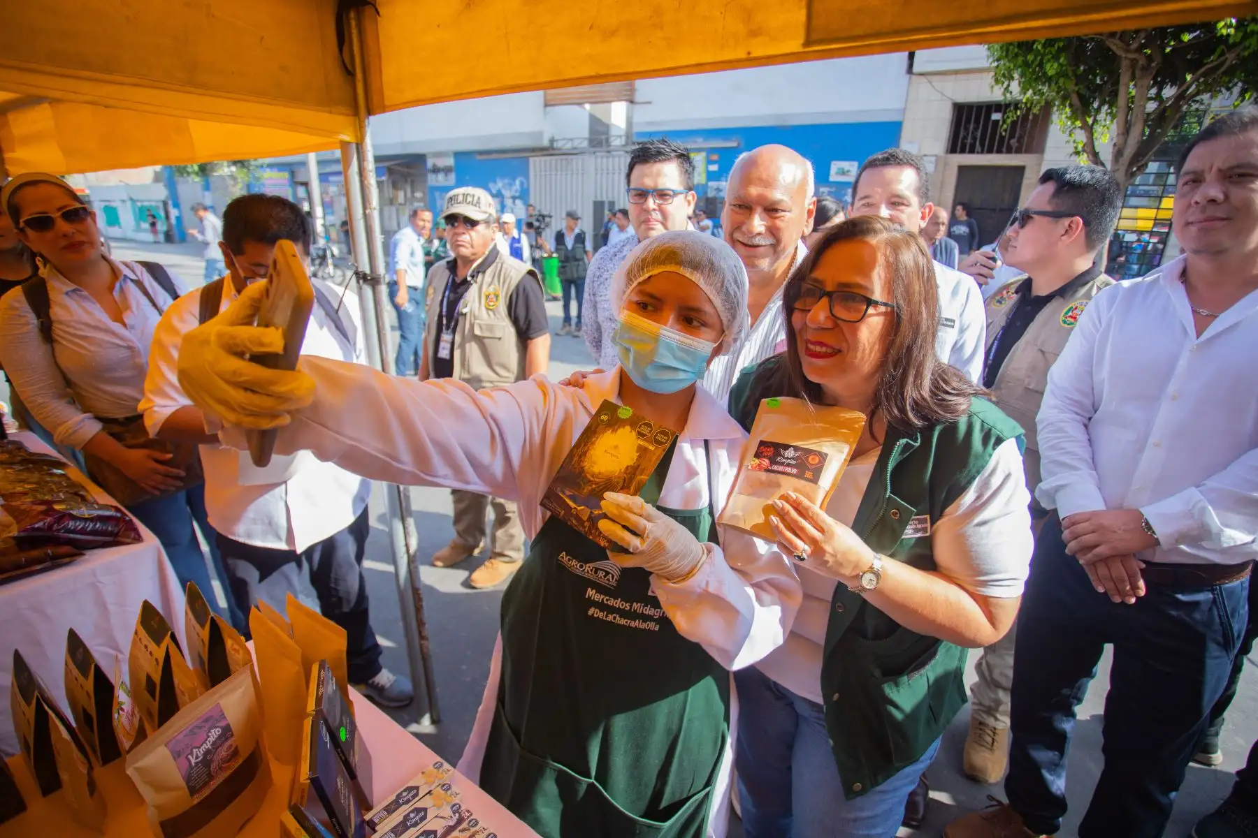 Ministra de Desarrollo Agrario y Riego, Nelly Paredes 
visita Feria "de la Chacra a la Olla" en Breña  
Foto: ANDINA/Difusión Ministra de Desarrollo Agrario y Riego, Nelly Paredes 
visita Feria "de la Chacra a la Olla" en Breña  
Foto: ANDINA/Difusión