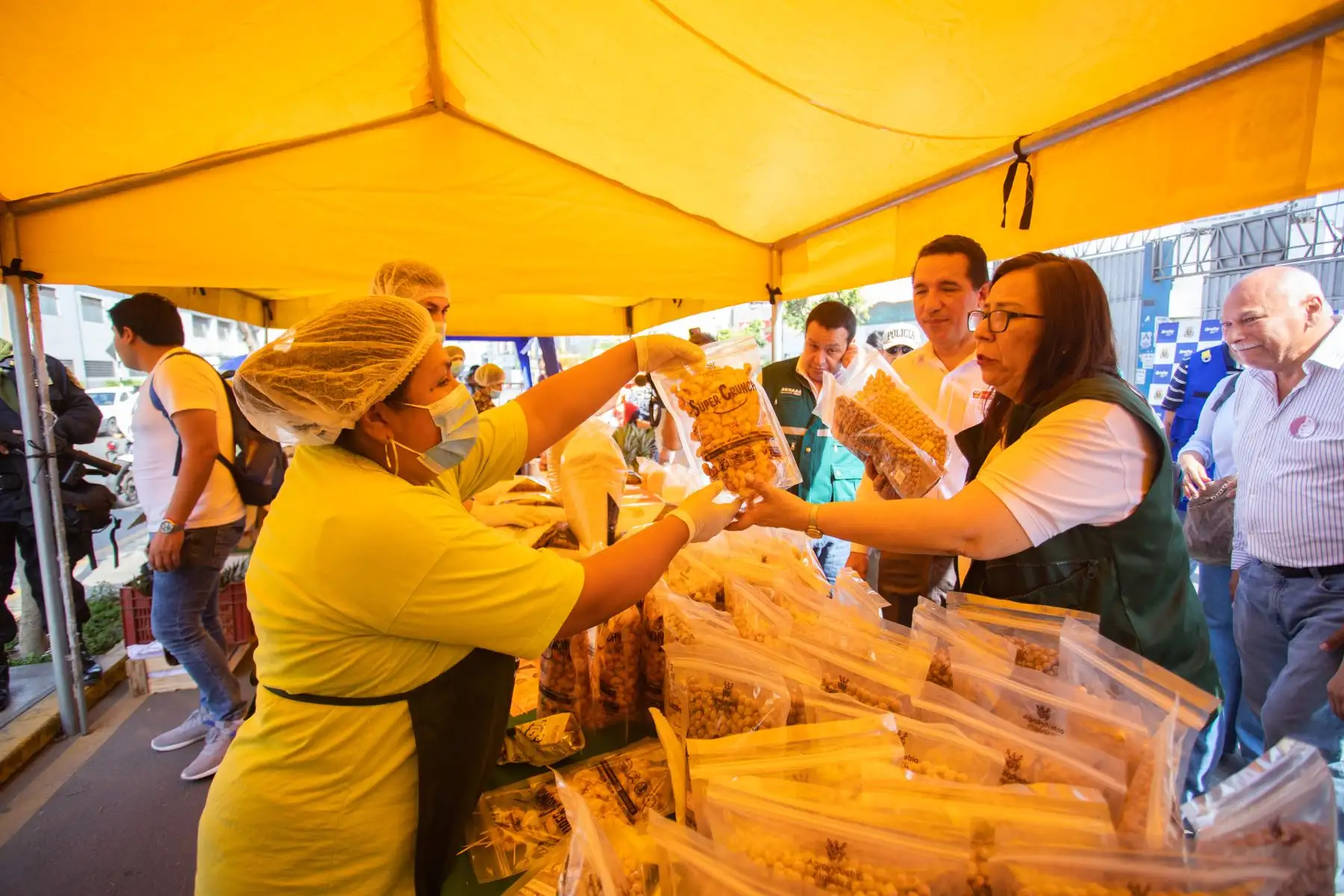 Ministra de Desarrollo Agrario y Riego, Nelly Paredes 
visita Feria "de la Chacra a la Olla" en Breña  
Foto: ANDINA/Difusión Ministra de Desarrollo Agrario y Riego, Nelly Paredes 
visita Feria "de la Chacra a la Olla" en Breña  
Foto: ANDINA/Difusión