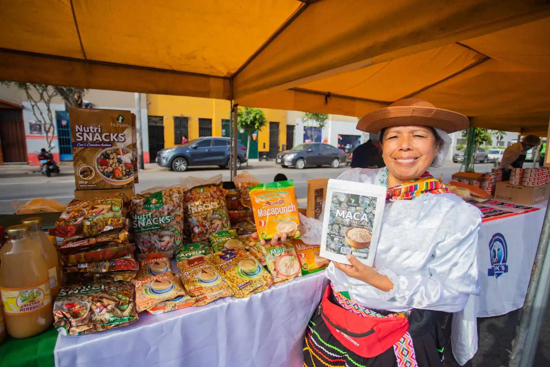 Ministra de Desarrollo Agrario y Riego, Nelly Paredes 
visita Feria "de la Chacra a la Olla" en Breña  
Foto: ANDINA/Difusión Ministra de Desarrollo Agrario y Riego, Nelly Paredes 
visita Feria "de la Chacra a la Olla" en Breña  
Foto: ANDINA/Difusión