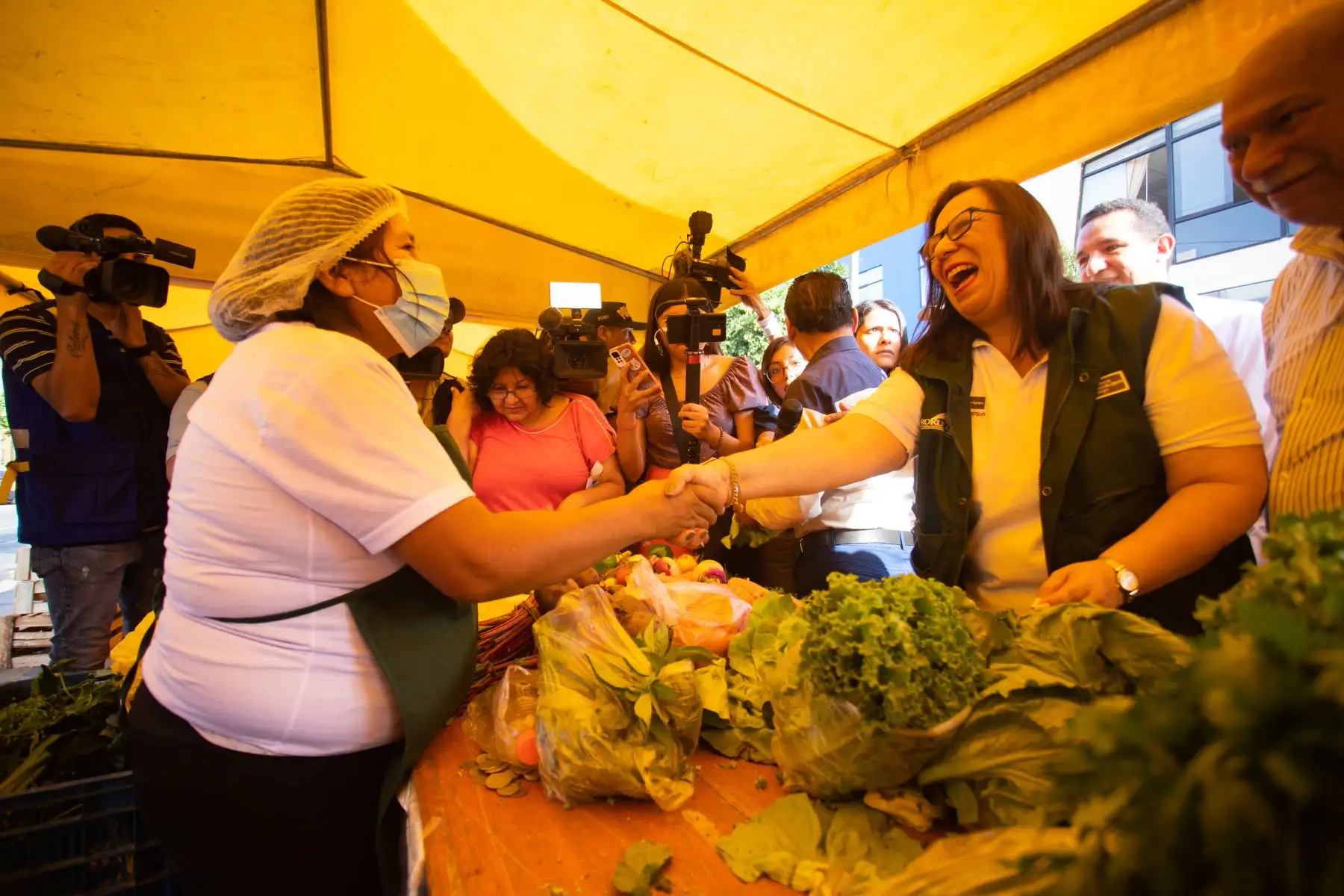 Ministra de Desarrollo Agrario y Riego, Nelly Paredes visita Feria "de la Chacra a la Olla" en Breña  
Foto: ANDINA/Difusión Ministra de Desarrollo Agrario y Riego, Nelly Paredes visita Feria "de la Chacra a la Olla" en Breña  
Foto: ANDINA/Difusión
