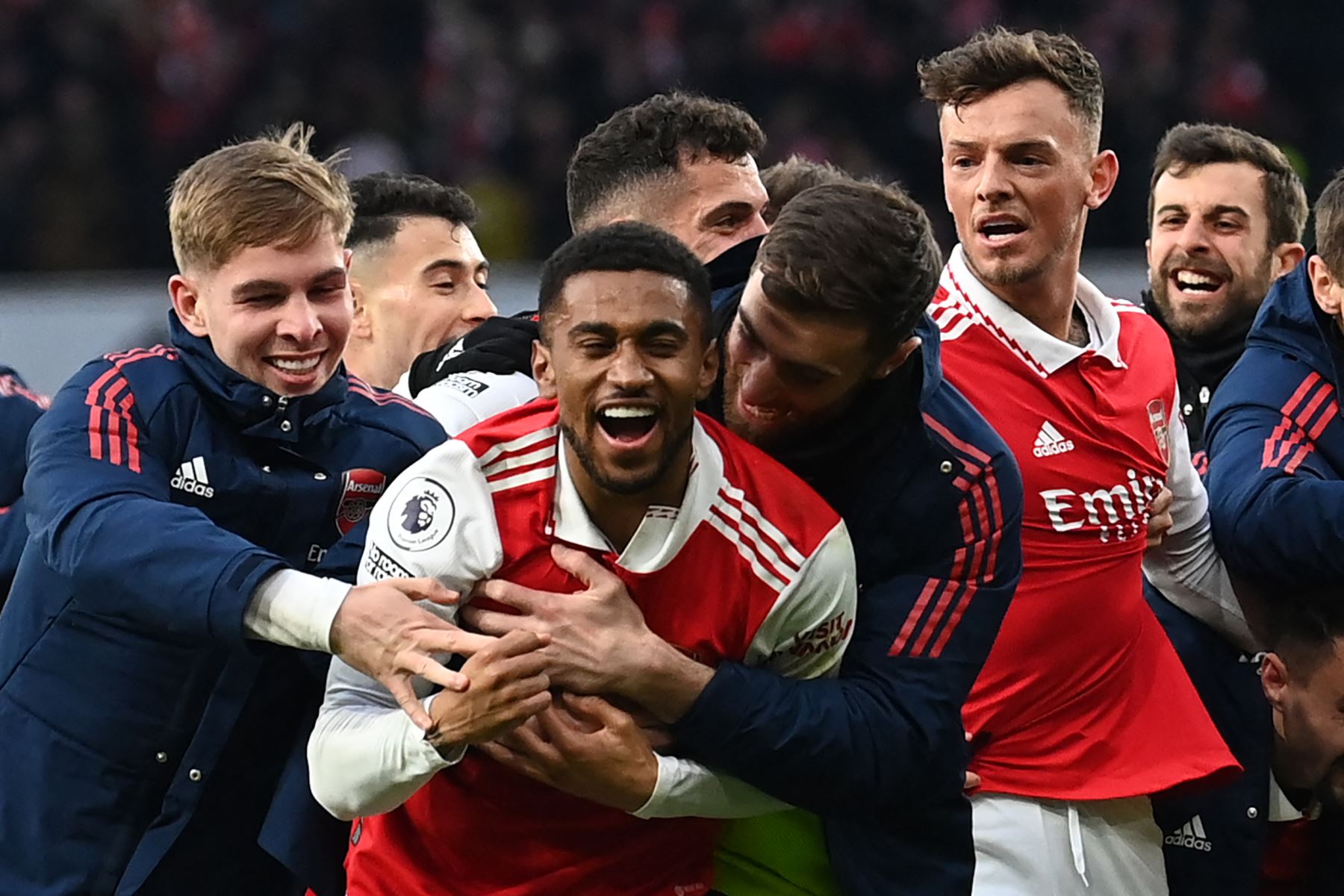 El mediocampista inglés del Arsenal, Reiss Nelson, celebra después de marcar el tercer gol de su equipo durante el partido de fútbol de la Premier League inglesa entre el Arsenal y el Bournemouth en el Emirates Stadium de Londres el 4 de marzo de 2023. Foto: AFP