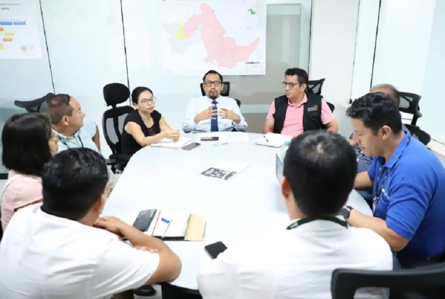 A fin de instalar una mesa de trabajo que viabilice el saneamiento físico legal de predios que permita materializar la instalación de una planta de energía solar para la electrificación de la población de los distritos más alejados y fronterizos de la provincia de Atalaya, las autoridades, funcionarios y especialistas de la Sunarp Pucallpa iniciaron un trabajo conjunto con la municipalidad provincial de Atalaya y los distritos de Tahuanía y Yurúa.