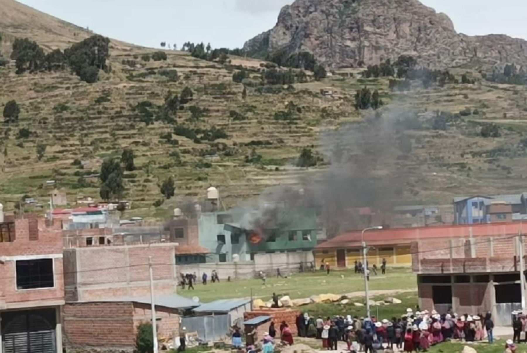 Un grupo de vándalos atacó e incendió hoy las instalaciones de la comisaria de la ciudad de Juli, capital de la provincia de Chucuito, en el departamento de Puno, en una jornada de protestas sociales que ha dejado hasta el momento cinco personas heridas.