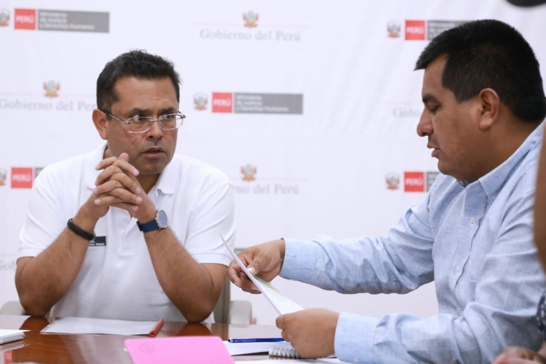 El ministro José Tello y el alcalde provincial de Chincheros, Gustavo Gutiérrez  Foto: ANDINA/difusión.