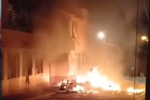 Incendio en sede del PJ en el distrito de Juli, provincia de Chucuito, en Puno. ANDINA/Difusión