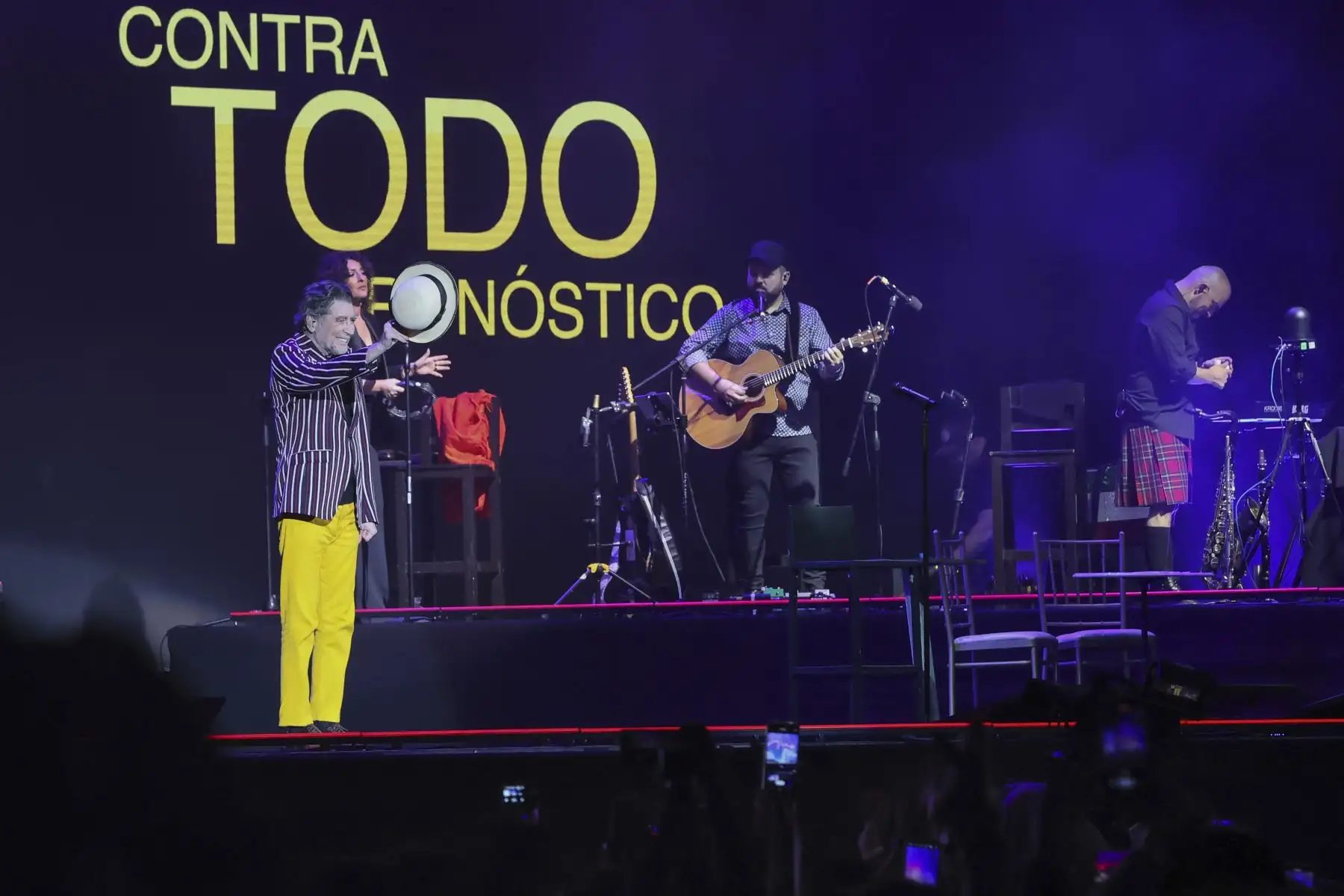 Como parte de su gira “Contra todo pronóstico” el cantante español Joaquín Sabina deleitó a su público en un concierto donde interpretó canciones como “Por el bulevar de los sueños rotos” y “Princesa”.  Foto: ANDINA/Andrés Valle