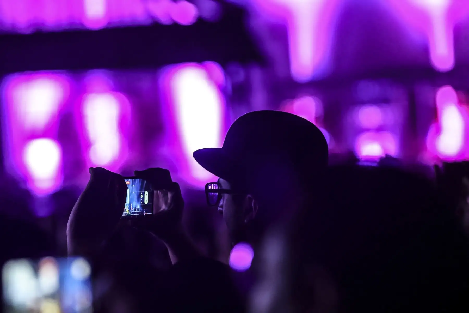 Como parte de su gira “Contra todo pronóstico” el cantante español Joaquín Sabina deleitó a su público en un concierto donde interpretó canciones como “Por el bulevar de los sueños rotos” y “Princesa”.  Foto: ANDINA/Andrés Valle