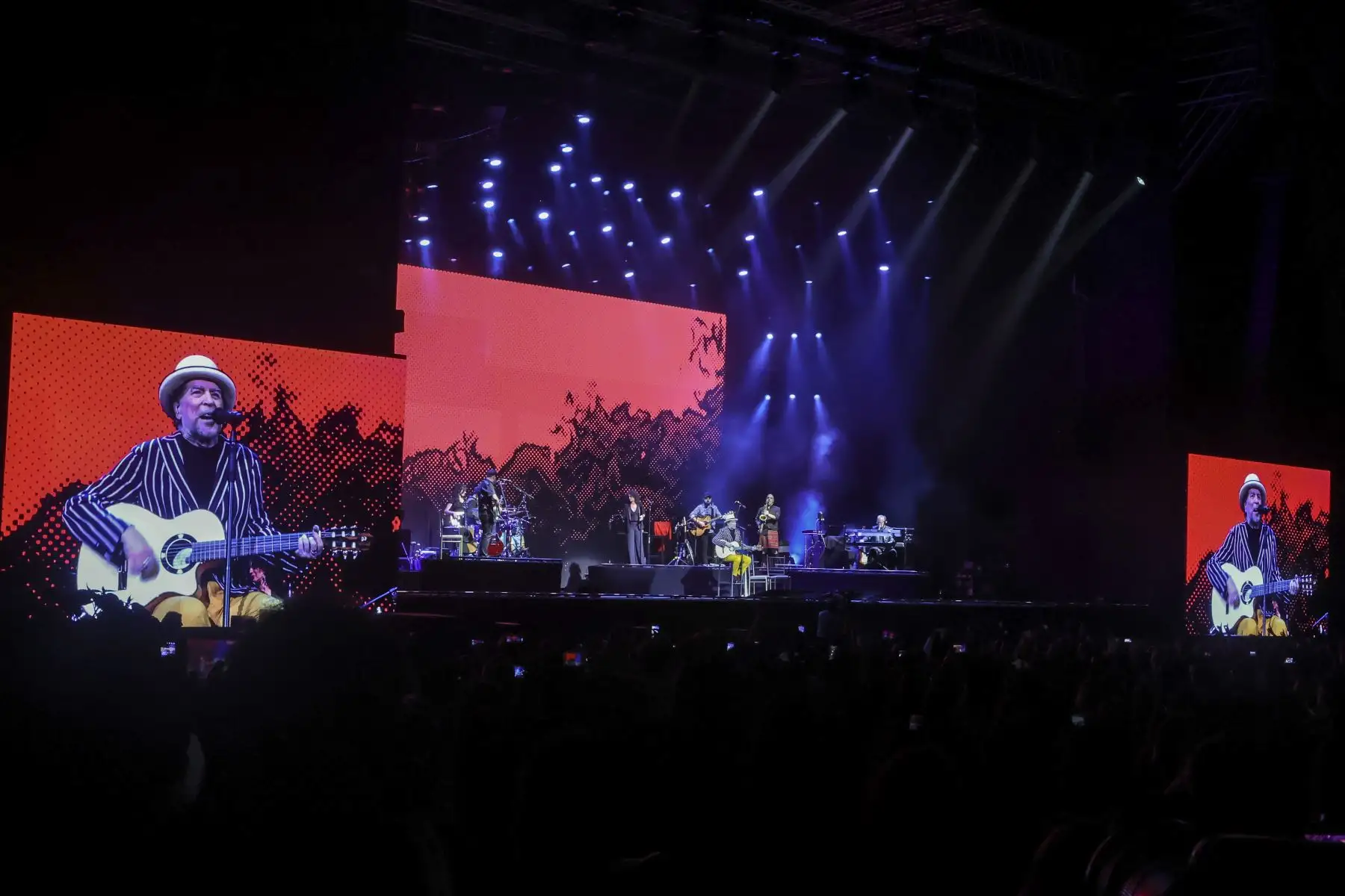 Como parte de su gira “Contra todo pronóstico” el cantante español Joaquín Sabina deleitó a su público en un concierto donde interpretó canciones como “Por el bulevar de los sueños rotos” y “Princesa”.  Foto: ANDINA/Andrés Valle