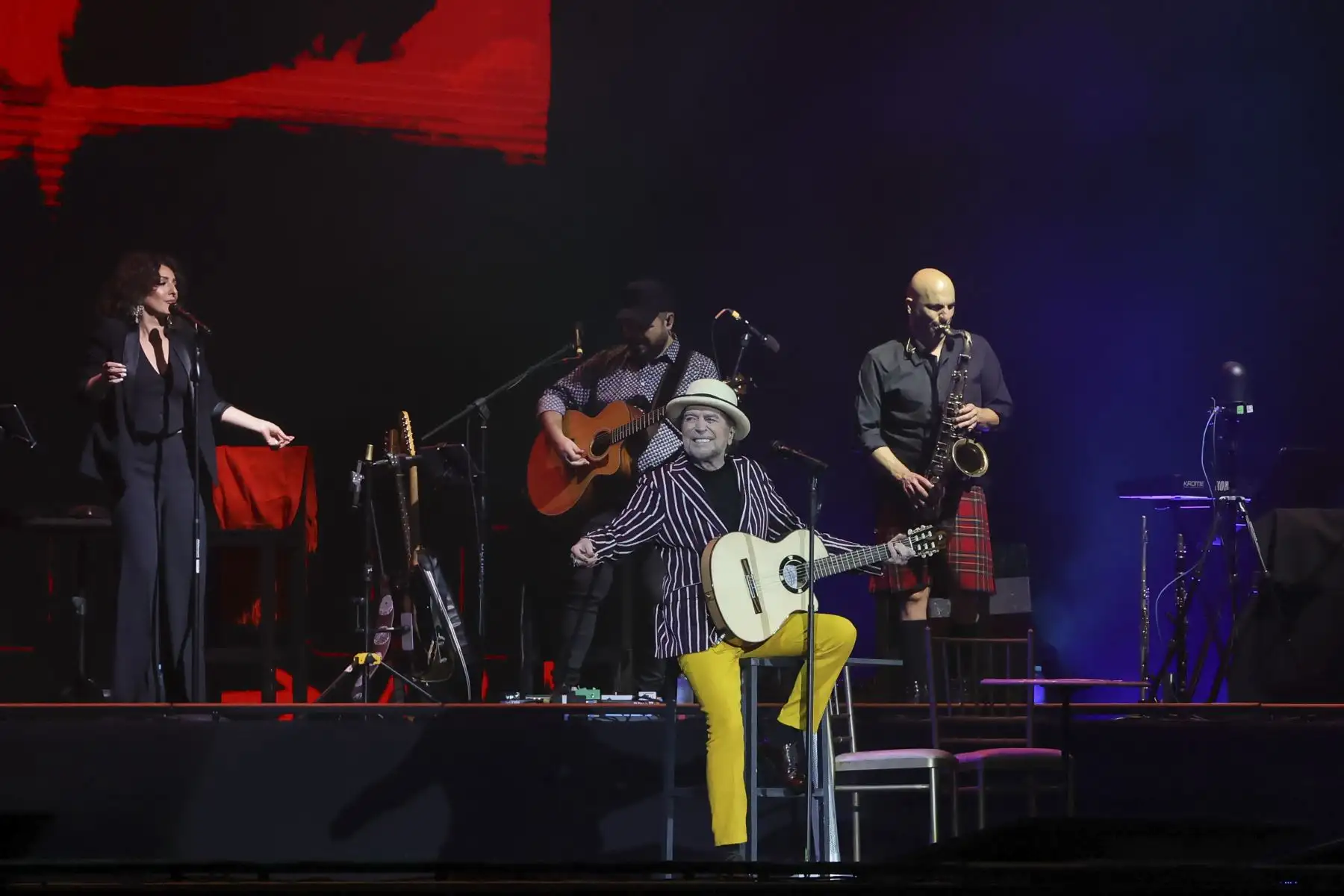 Como parte de su gira “Contra todo pronóstico” el cantante español Joaquín Sabina deleitó a su público en un concierto donde interpretó canciones como “Por el bulevar de los sueños rotos” y “Princesa”.  Foto: ANDINA/Andrés Valle