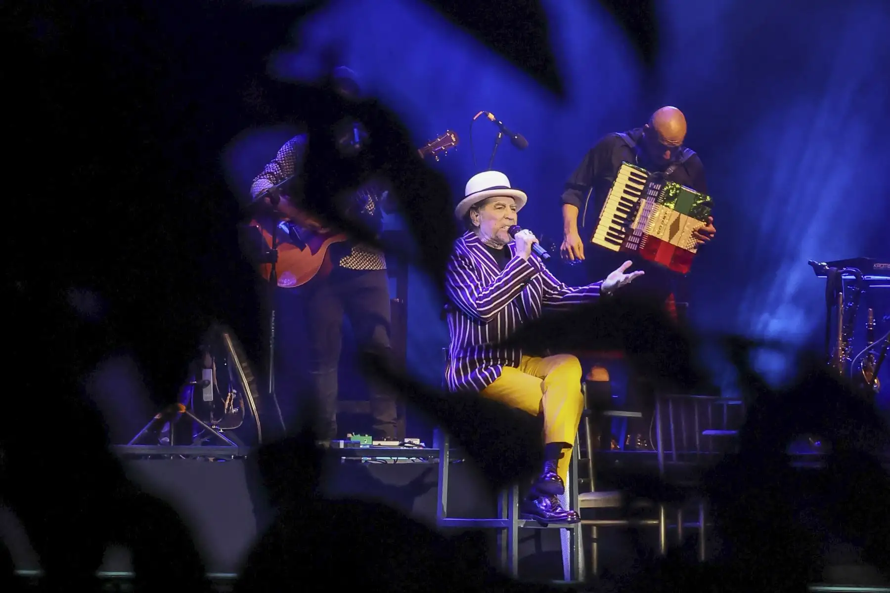 Como parte de su gira “Contra todo pronóstico” el cantante español Joaquín Sabina deleitó a su público en un concierto donde interpretó canciones como “Por el bulevar de los sueños rotos” y “Princesa”.  Foto: ANDINA/Andrés Valle