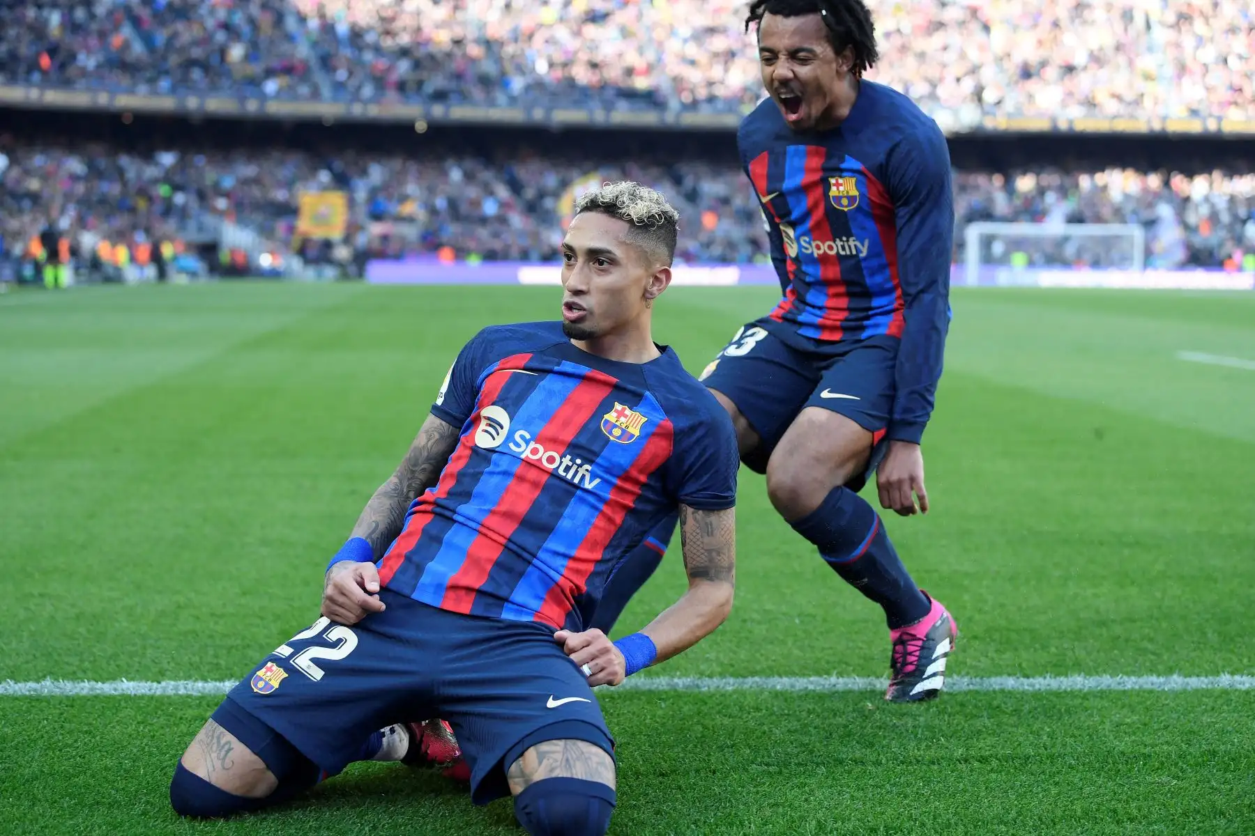 El delantero brasileño del Barcelona Raphinha (L) celebra marcar el primer gol de su equipo con el defensa francés del Barcelona Jules Kounde (R) durante el partido de fútbol de la Liga española entre el FC Barcelona y el Valencia CF en el estadio Camp Nou de Barcelona el 5 de marzo de 2023.
Foto: AFP