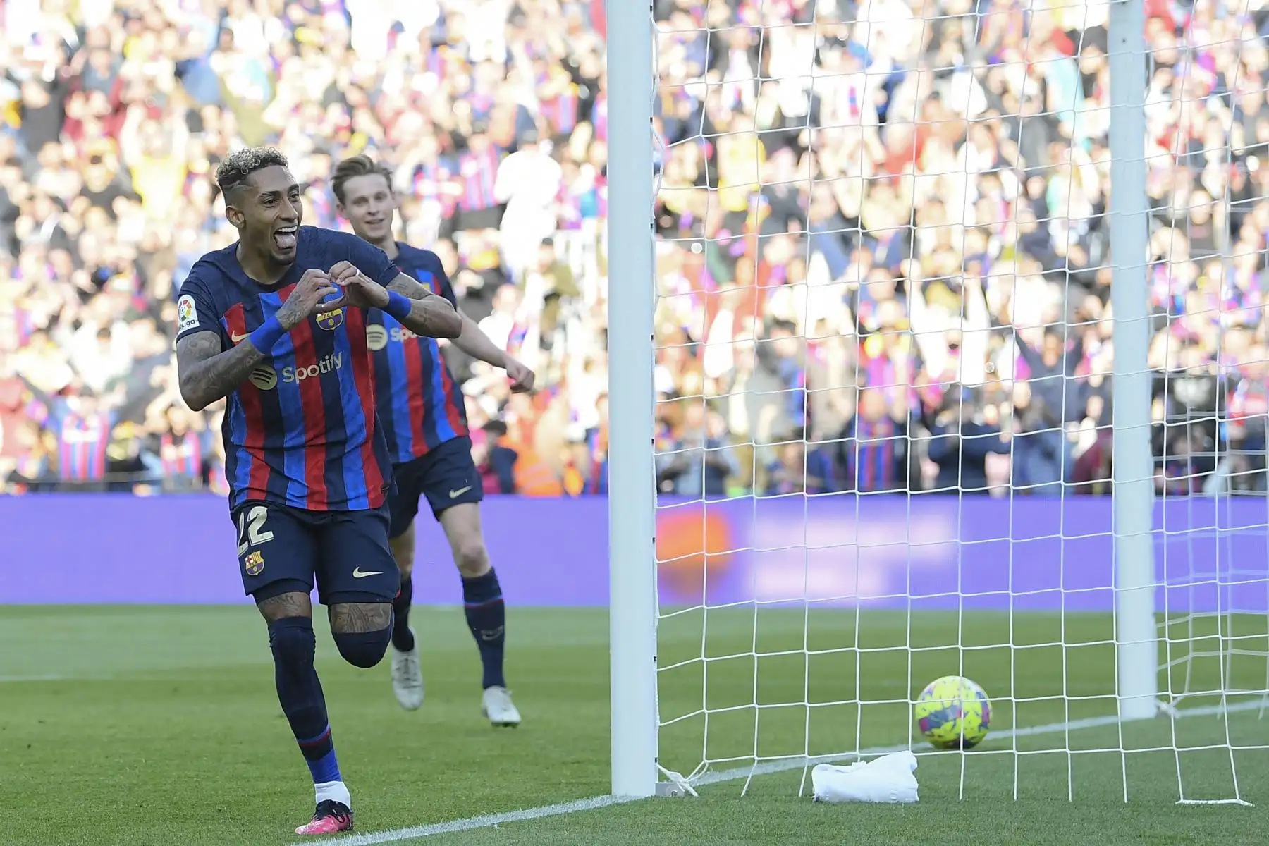 El delantero brasileño del Barcelona Raphinha (L) celebra marcar el primer gol de su equipo durante el partido de fútbol de la Liga española entre el FC Barcelona y el Valencia CF en el estadio Camp Nou de Barcelona el 5 de marzo de 2023.
Foto: EFE