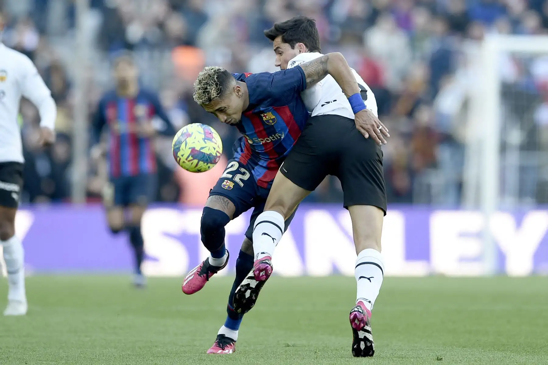 El delantero brasileño del Barcelona Raphinha (L) compite con el mediocampista español del Valencia Hugo Guillamon durante el partido de fútbol de la Liga española entre el FC Barcelona y el Valencia CF en el estadio Camp Nou de Barcelona el 5 de marzo de 2023.
Foto: AFP