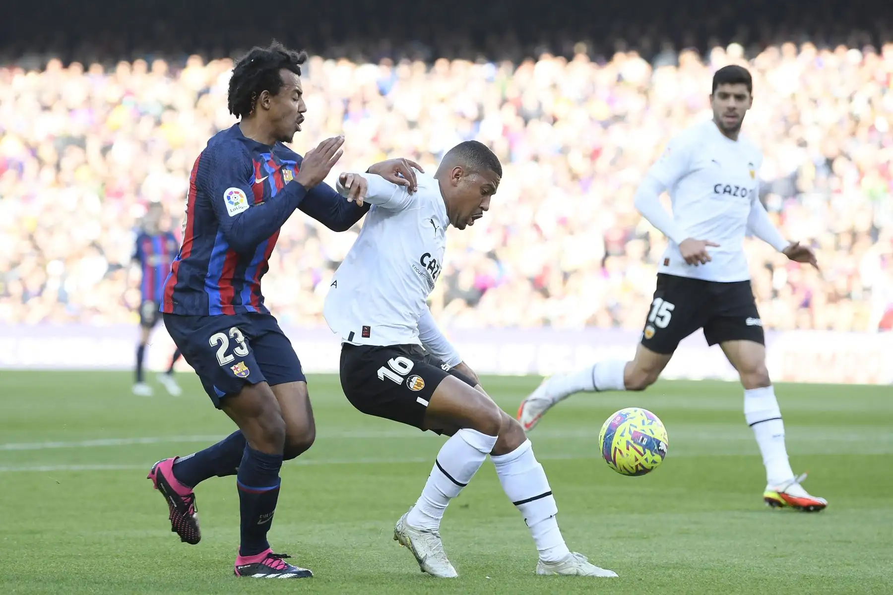 El defensa francés del Barcelona Jules Kounde (L) compite con el delantero brasileño del Valencia Samuel Lino durante el partido de fútbol de la Liga española entre el FC Barcelona y el Valencia CF en el estadio Camp Nou de Barcelona el 5 de marzo de 2023.

Foto: AFP