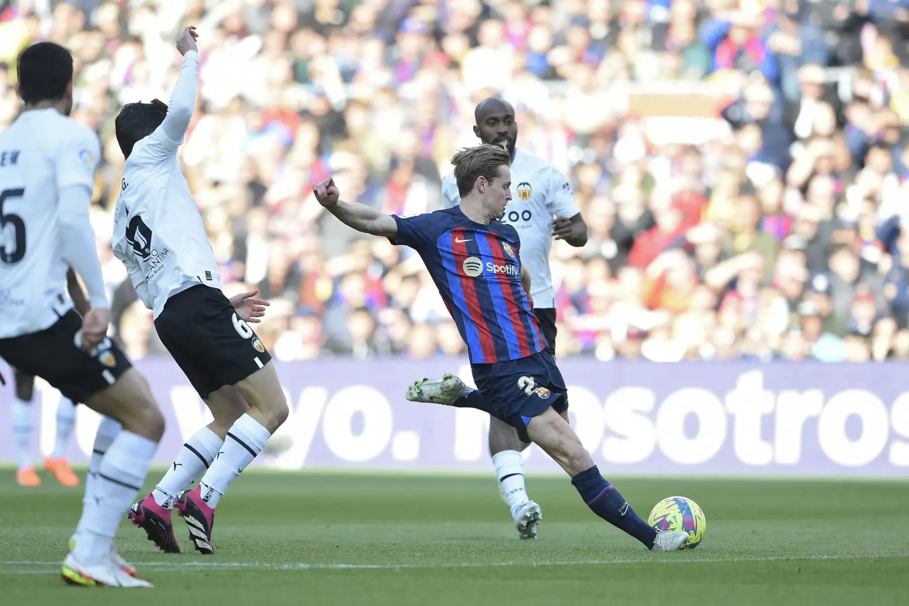 El centrocampista holandés del Barcelona Frenkie de Jong patea el balón durante el partido de fútbol de la Liga española entre el FC Barcelona y el Valencia CF en el estadio Camp Nou de Barcelona el 5 de marzo de 2023.

Foto: AFP