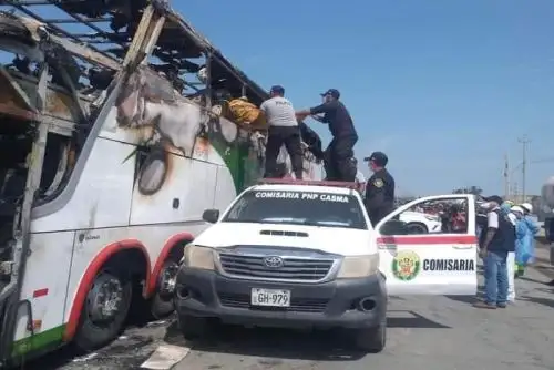 Choque entre un ómnibus interprovincial de la empresa Cavassa y una mototaxi se produjo esta madrugada al ingreso de Casma.