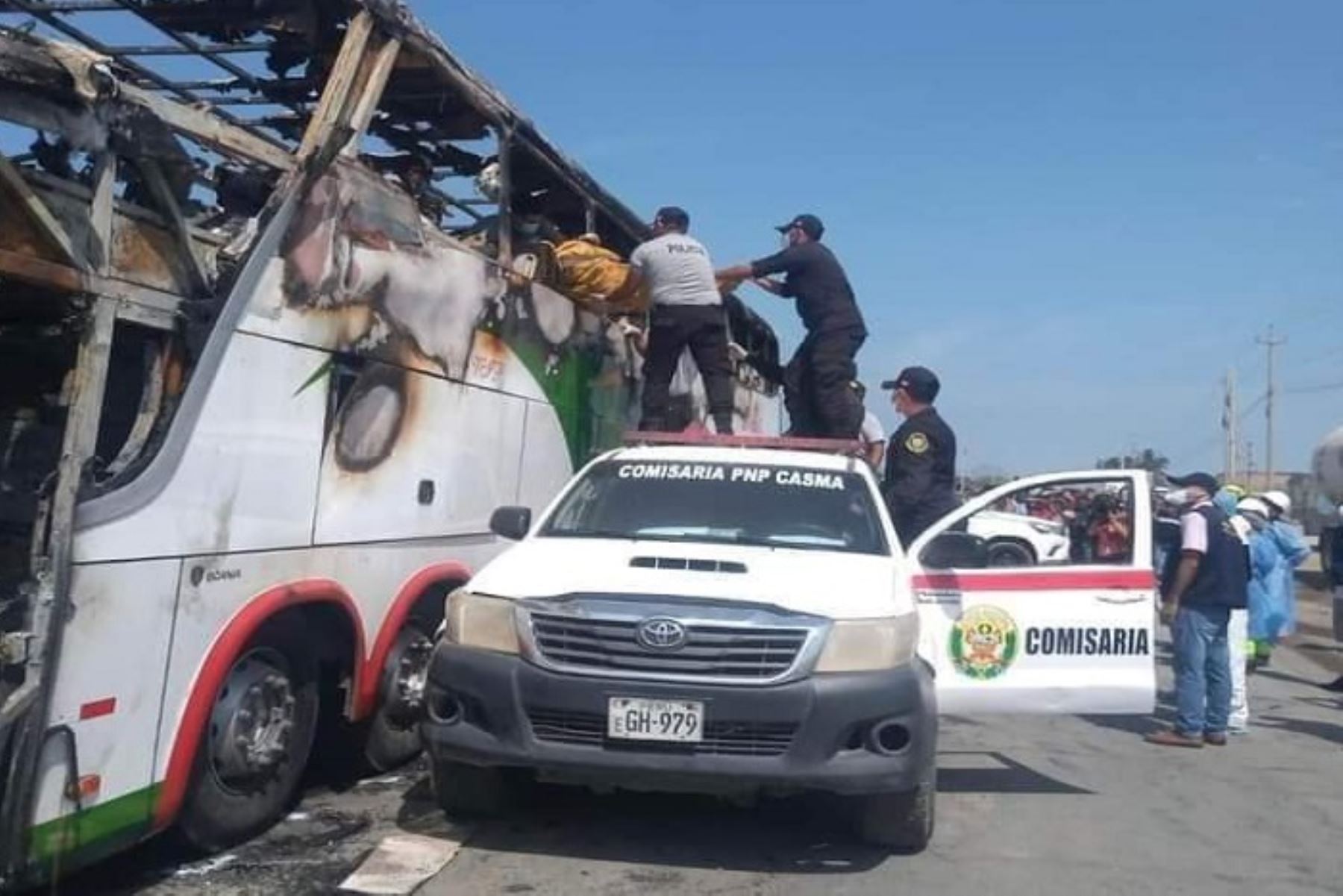 Choque entre un ómnibus interprovincial de la empresa Cavassa y una mototaxi se produjo esta madrugada al ingreso de Casma.