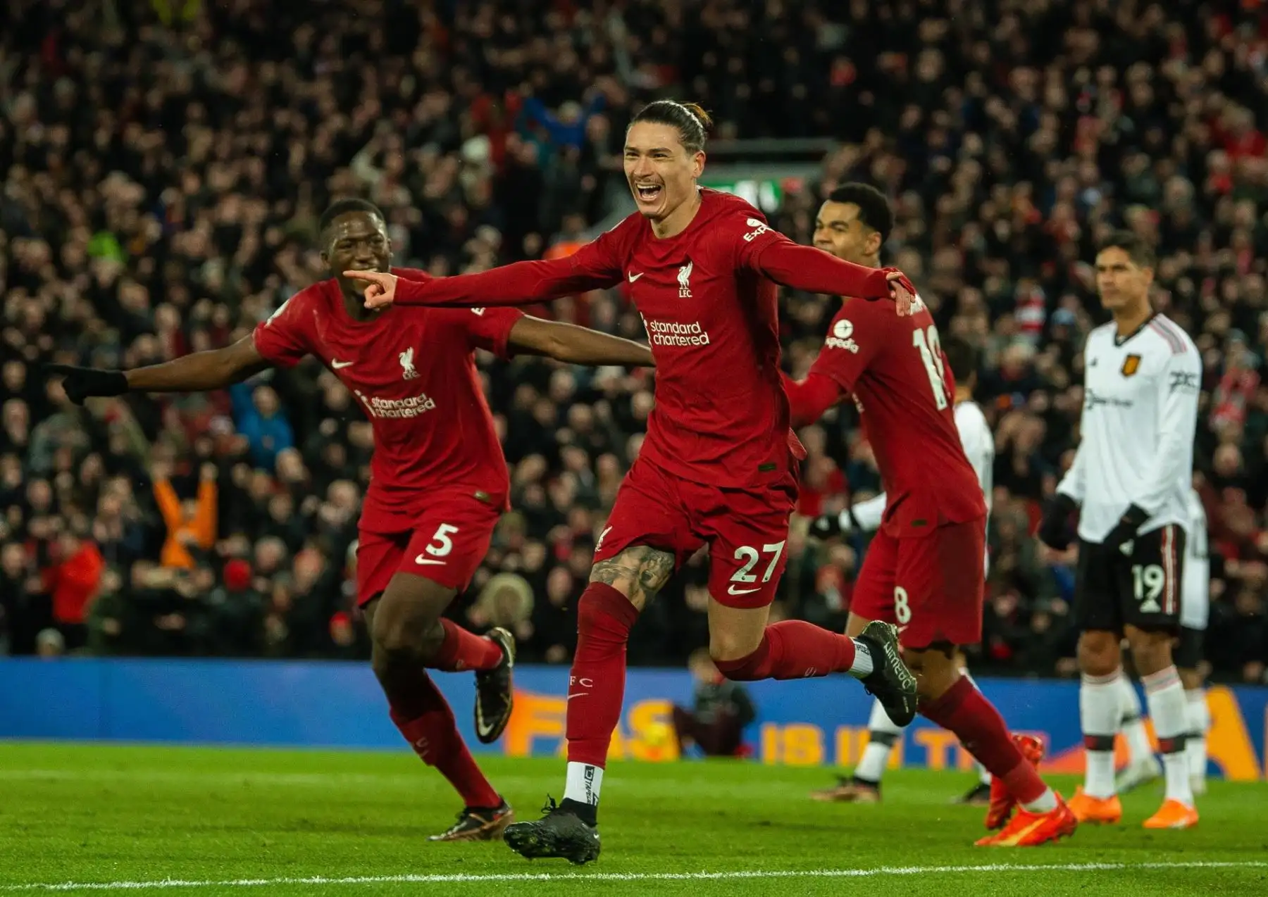 Liverpool (Reino Unido), 05/03/2023.- Cody Gakpo (C) de Liverpool celebra con sus compañeros tras marcar el 1-0 durante el partido de fútbol de la Premier League inglesa entre Liverpool FC y Manchester United en Liverpool, Gran Bretaña , 5 de marzo de 2023 .

Foto: EFE