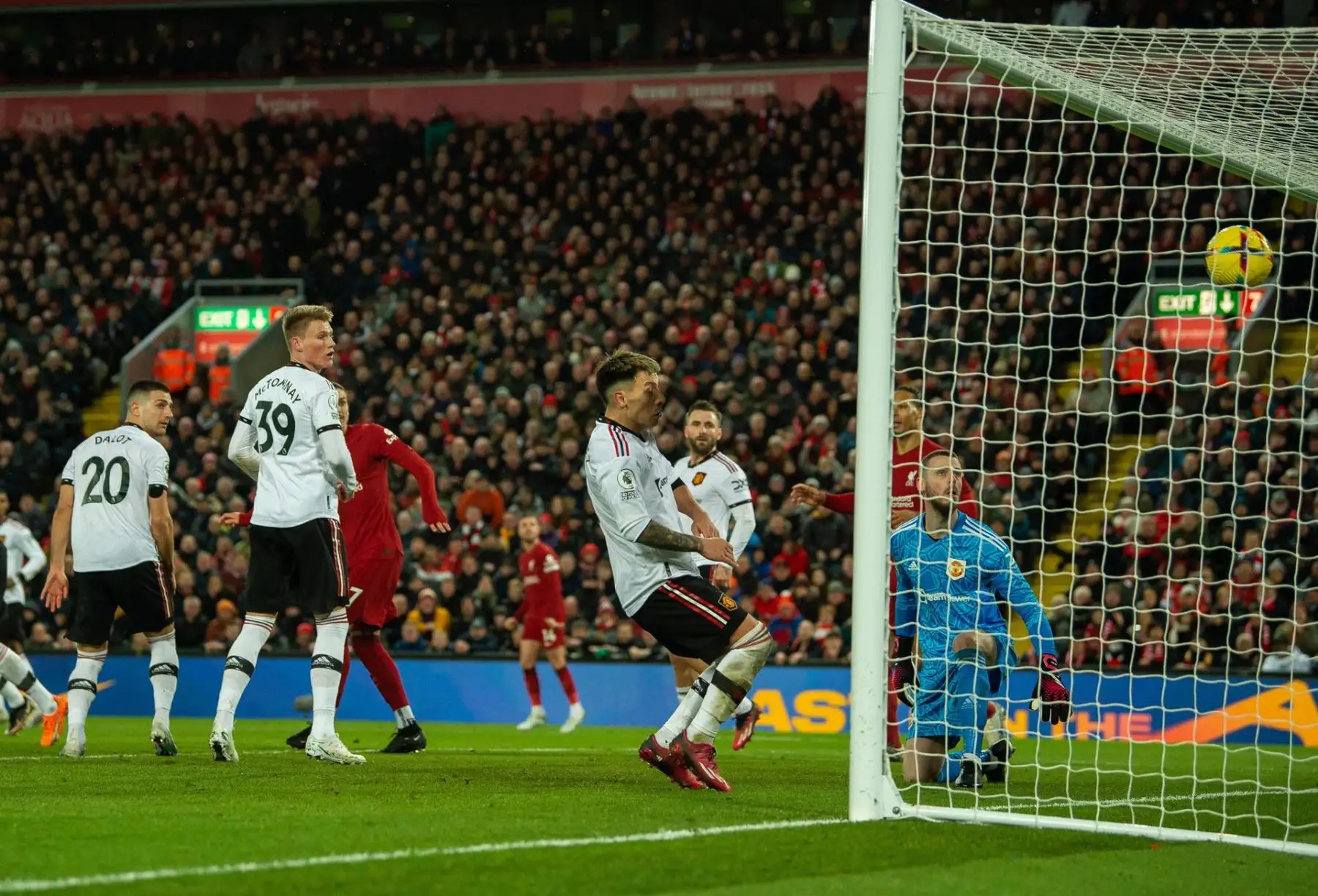 Liverpool (Reino Unido), 03/05/2023.- Darwin Núñez del Liverpool anota el 5-0 durante el partido de fútbol de la Premier League inglesa entre el Liverpool FC y el Manchester United en Liverpool, Gran Bretaña, el 05 de marzo de 2023. (Reino Unido)
Foto: EFE