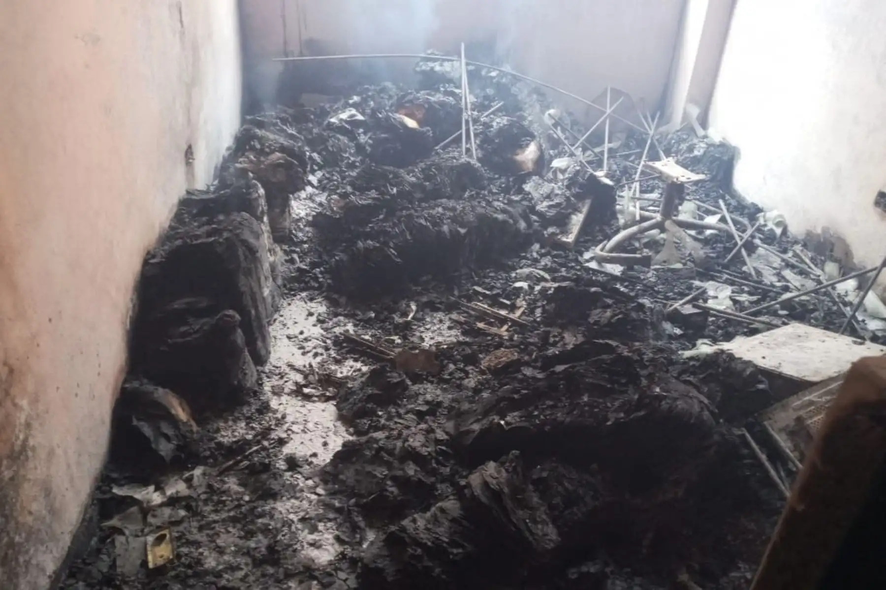 El personal de seguridad que se encontraban en la sede judicial, pese a su intento de apagar el incendio, no pudo evitar el avance del fuego que arrasó con todo lo que encontraba a su paso.
Foto: Cortesía