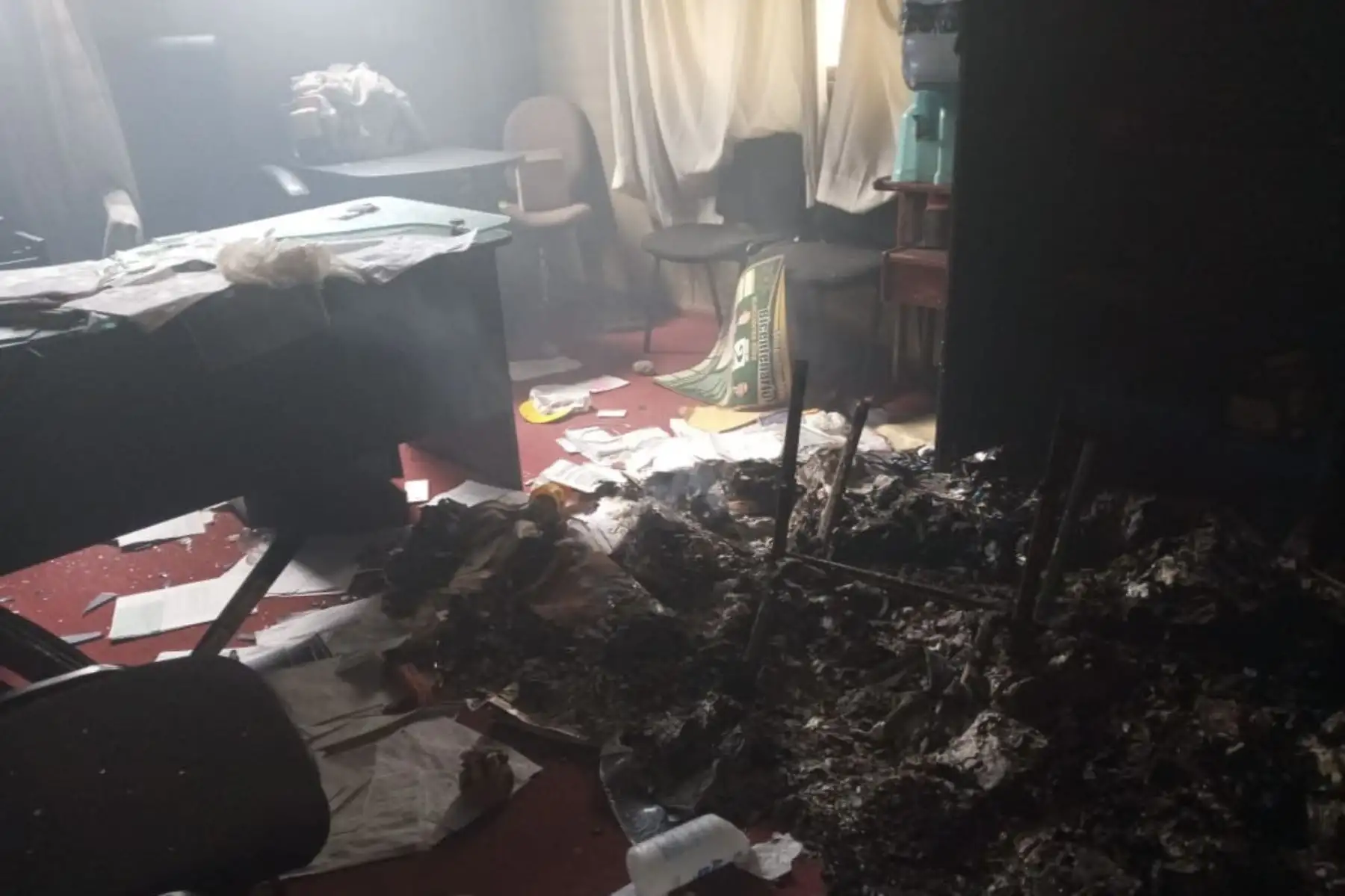 En esa misma proporción habría sido destruido el material de oficina (computadoras, muebles y sillas), que resultaron también presas de las llamas, en la sede judicial de dos pisos, donde funciona un Juzgado Mixto y un Juzgado de Paz Letrado.
Foto: Cortesía