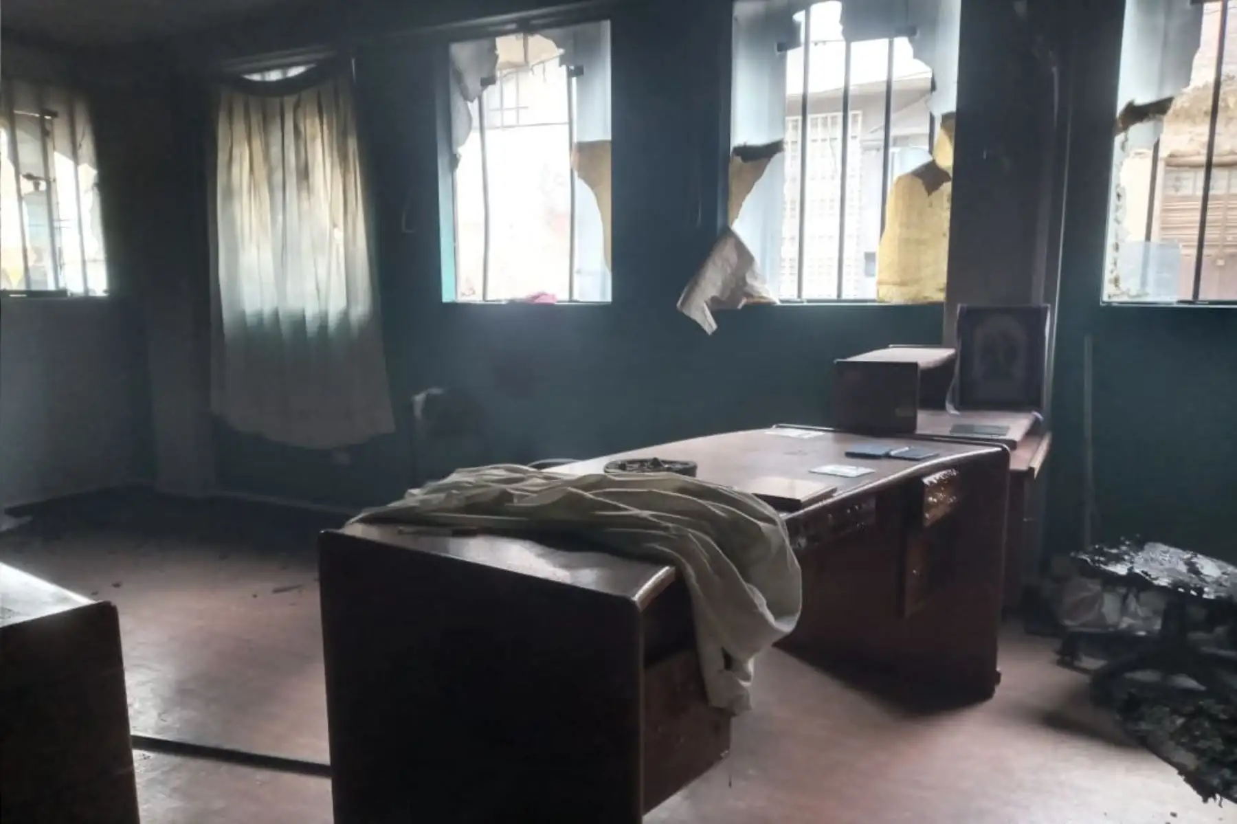 En esa misma proporción habría sido destruido el material de oficina (computadoras, muebles y sillas), que resultaron también presas de las llamas, en la sede judicial de dos pisos, donde funciona un Juzgado Mixto y un Juzgado de Paz Letrado.
Foto: Cortesía