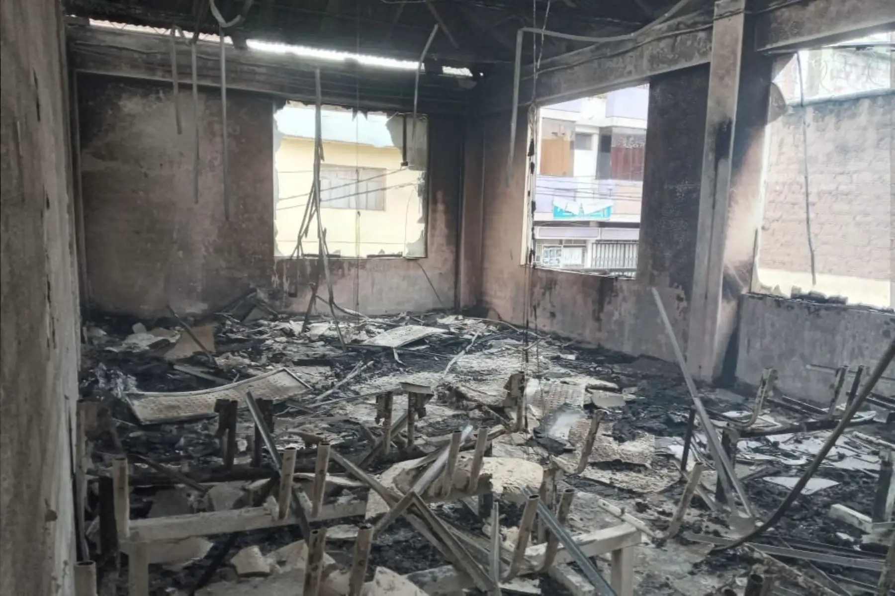La sede judicial de Juli, provincia de Chucuito, Distrito Judicial de Puno, quedó en escombros y el 95% de los expedientes judiciales habrían sido destruidos a causa del incendio, un día después del ataque vandálico.

Foto: Cortesía