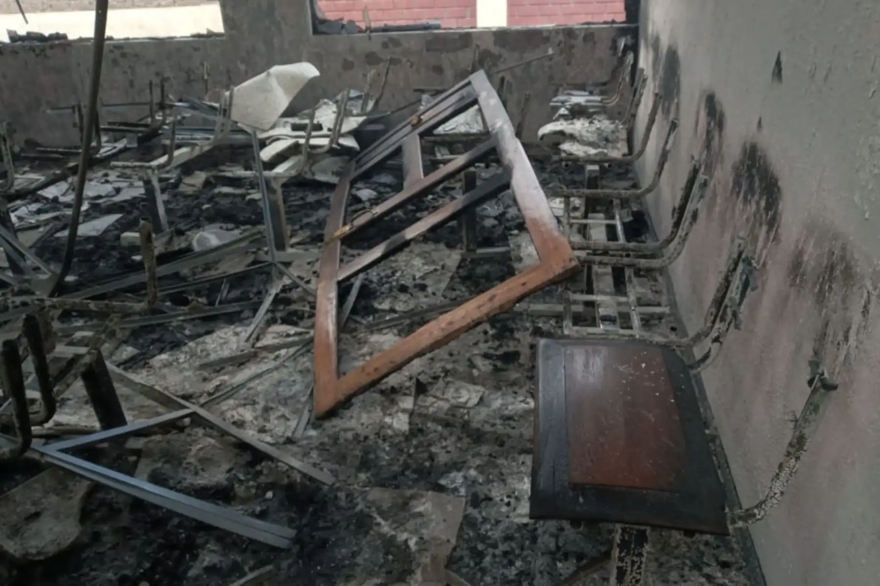 El personal de seguridad que se encontraban en la sede judicial, pese a su intento de apagar el incendio, no pudo evitar el avance del fuego que arrasó con todo lo que encontraba a su paso.
Foto: Cortesía