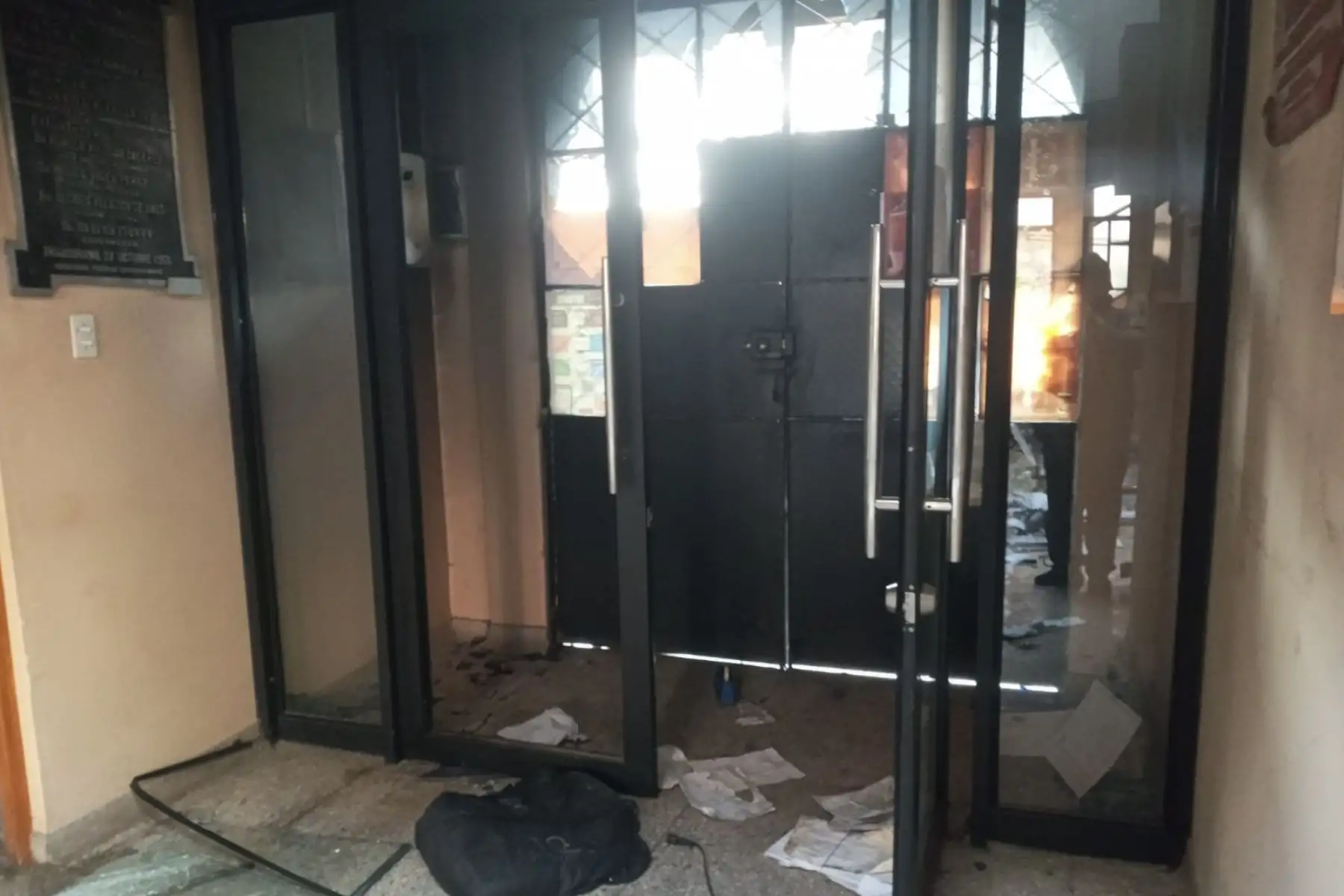 La sede judicial de Juli, provincia de Chucuito, Distrito Judicial de Puno, quedó en escombros y el 95% de los expedientes judiciales habrían sido destruidos a causa del incendio, un día después del ataque vandálico.

Foto: Cortesía