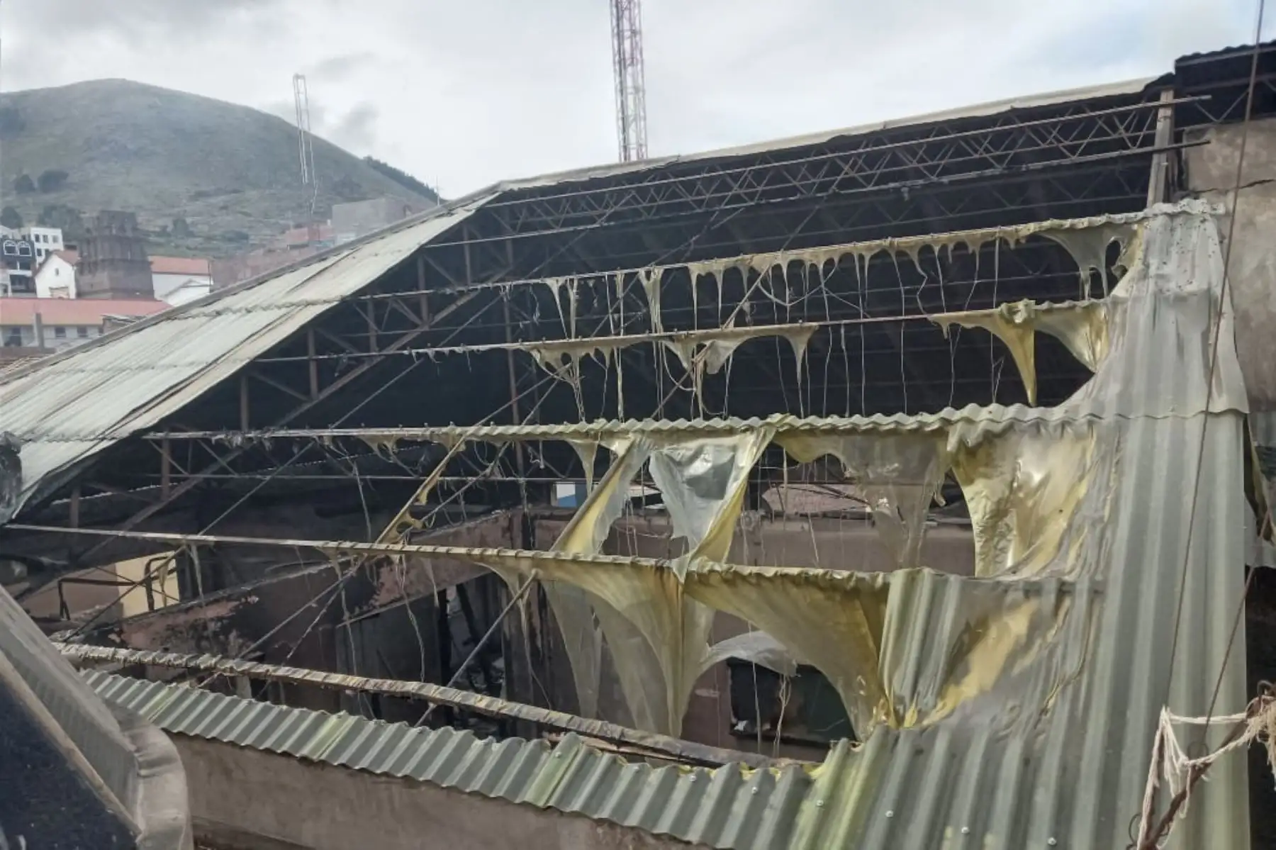 La sede judicial de Juli, provincia de Chucuito, Distrito Judicial de Puno, quedó en escombros y el 95% de los expedientes judiciales habrían sido destruidos a causa del incendio, un día después del ataque vandálico.

Foto: Cortesía