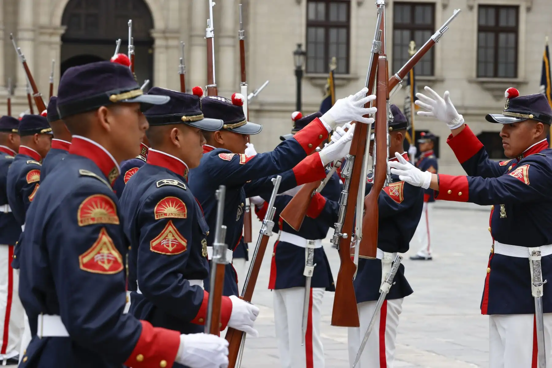 Presidenta Dina Boluarte junto a ministros de Estado, lideró el tradicional Cambio de Guardia y participó del lanzamiento del carnaval abancaino apurimeño.
Foto: ANDINA/Prensa Presidencia