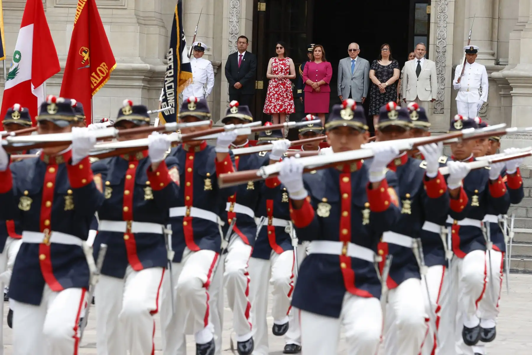 Presidenta Dina Boluarte junto a ministros de Estado, lideró el tradicional Cambio de Guardia y participó del lanzamiento del carnaval abancaino apurimeño.
Foto: ANDINA/Prensa Presidencia