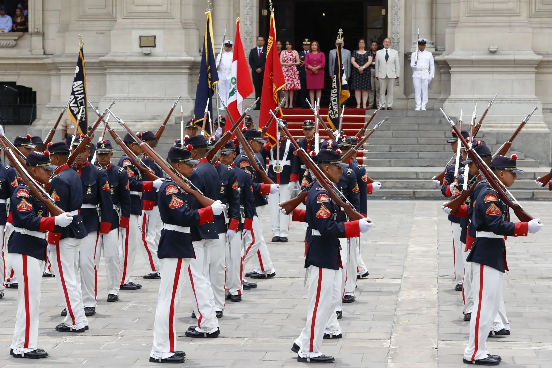 Presidenta Dina Boluarte junto a ministros de Estado, lideró el tradicional Cambio de Guardia y participó del lanzamiento del carnaval abancaino apurimeño.
Foto: ANDINA/Prensa Presidencia