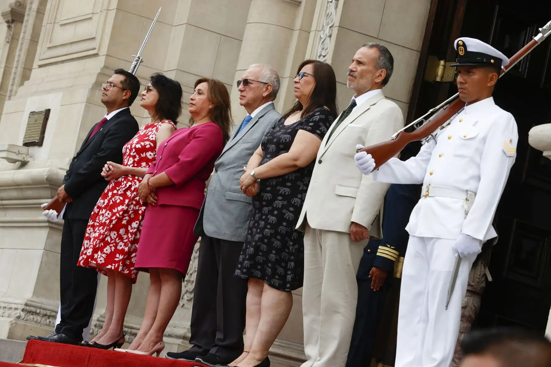 Presidenta Dina Boluarte junto a ministros de Estado, lideró el tradicional Cambio de Guardia y participó del lanzamiento del carnaval abancaino apurimeño.
Foto: ANDINA/Prensa Presidencia
