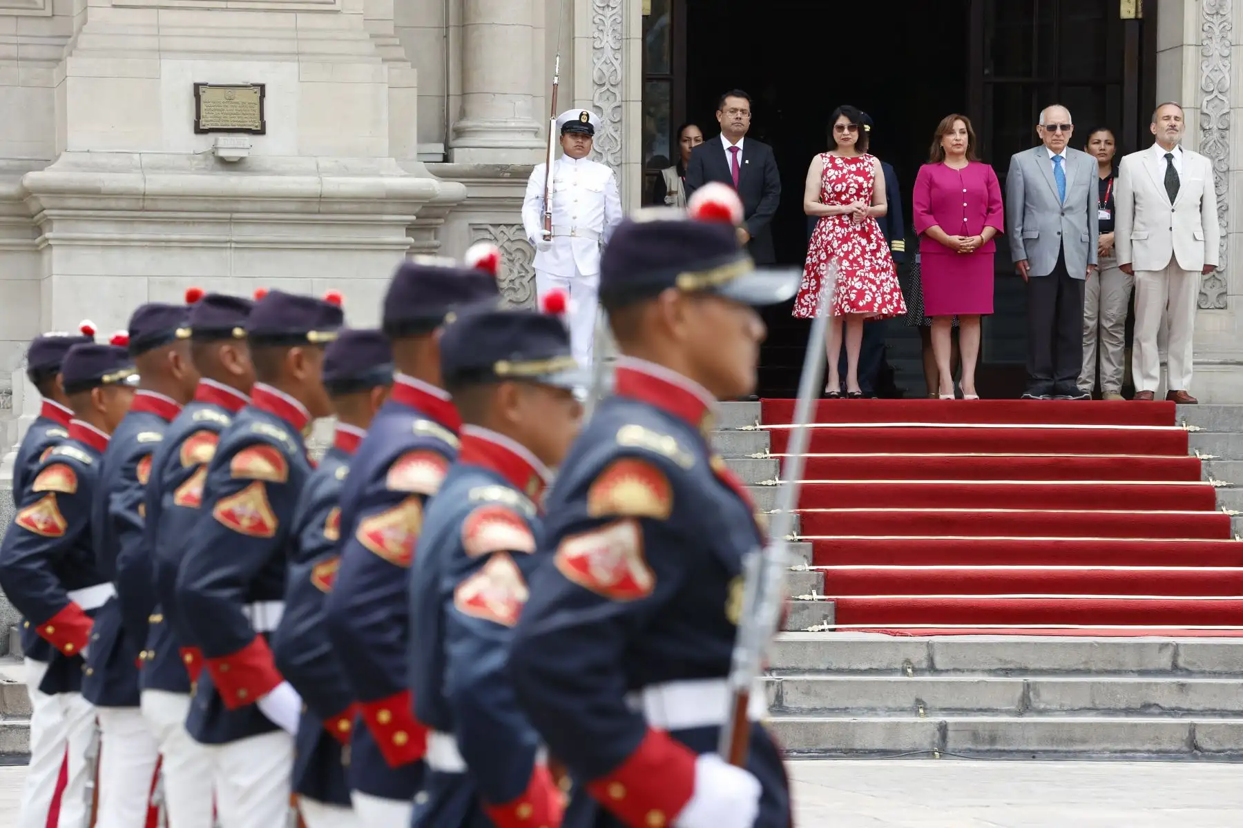 Presidenta Dina Boluarte junto a ministros de Estado, lideró el tradicional Cambio de Guardia y participó del lanzamiento del carnaval abancaino apurimeño.
Foto: ANDINA/Prensa Presidencia