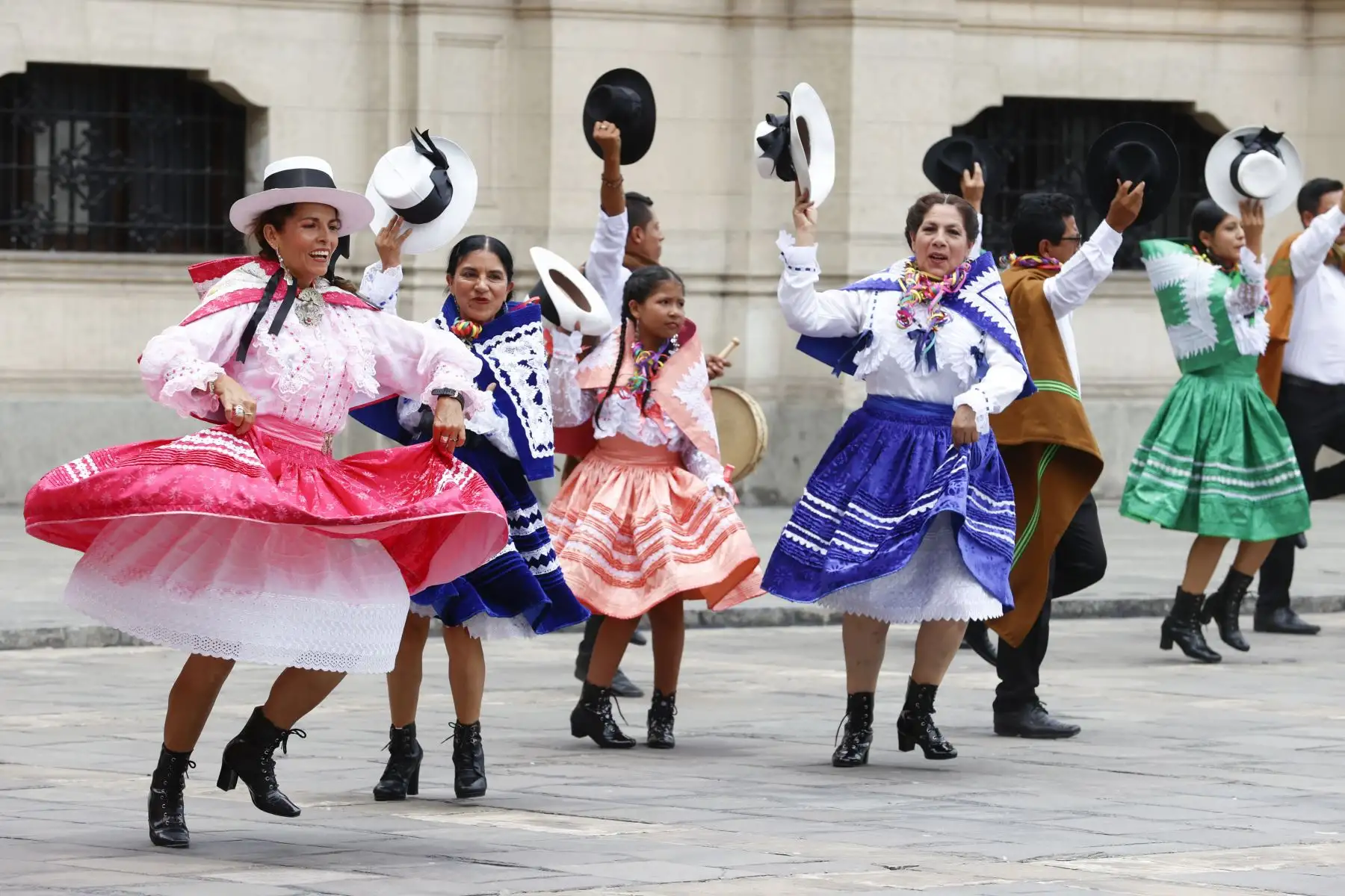 Presidenta Dina Boluarte junto a ministros de Estado, lideró el tradicional Cambio de Guardia y participó del lanzamiento del carnaval abancaino apurimeño.
Foto: ANDINA/Prensa Presidencia