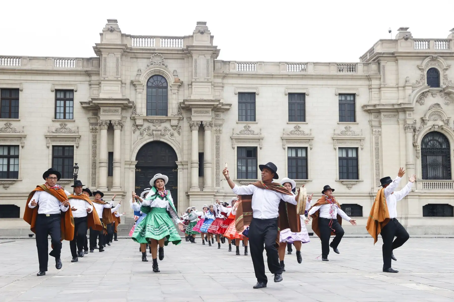 Presidenta Dina Boluarte junto a ministros de Estado, lideró el tradicional Cambio de Guardia y participó del lanzamiento del carnaval abancaino apurimeño.
Foto: ANDINA/Prensa Presidencia