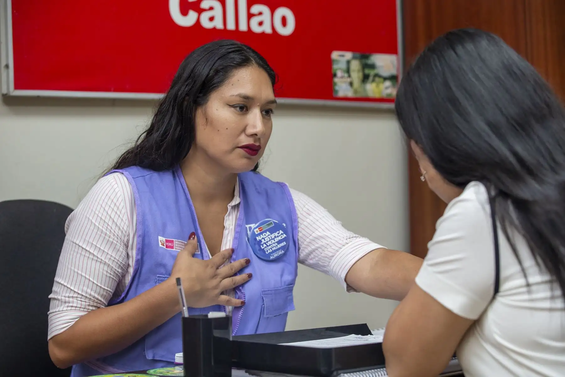 Betsy Gallo Tapia, es una voluntaria del AURORA -Programa nacional del Ministerio de la Mujer y Poblaciones Vulnerables-. En la imagen se encuentra en las instalaciones del Centro de Emergencia Mujer del Callao junto a una usuaria que busca ayuda. Foto: ANDINA/Tatiana Gamarra
