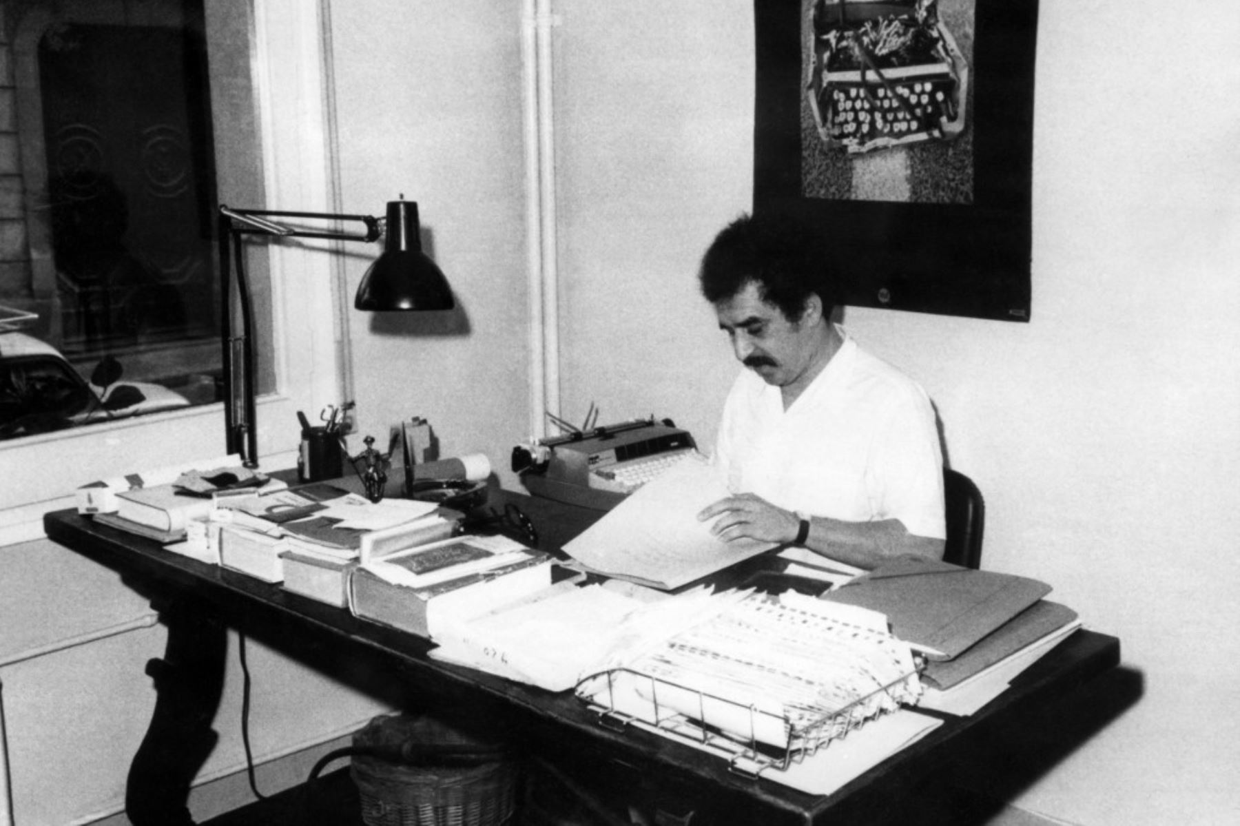El escritor colombiano Gabriel García Márquez, premio Nobel de literatura, en  su estudio. Foto: AFP