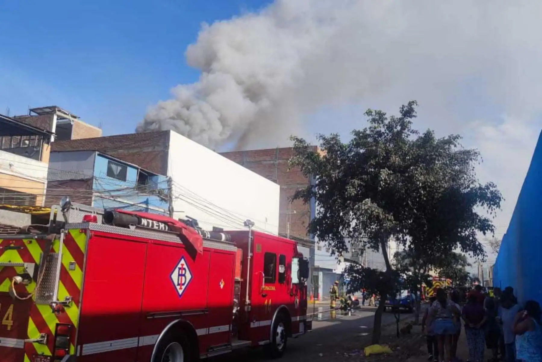 Al menos 13 unidades del Cuerpo de Bomberos Voluntarios atienden un incendio que se reporta en un taller mecánico de la cuadra 8 del jirón Abtao, en La Victoria, donde también se han escuchando explosiones. Foto: ANDINA/ Héctor Vinces