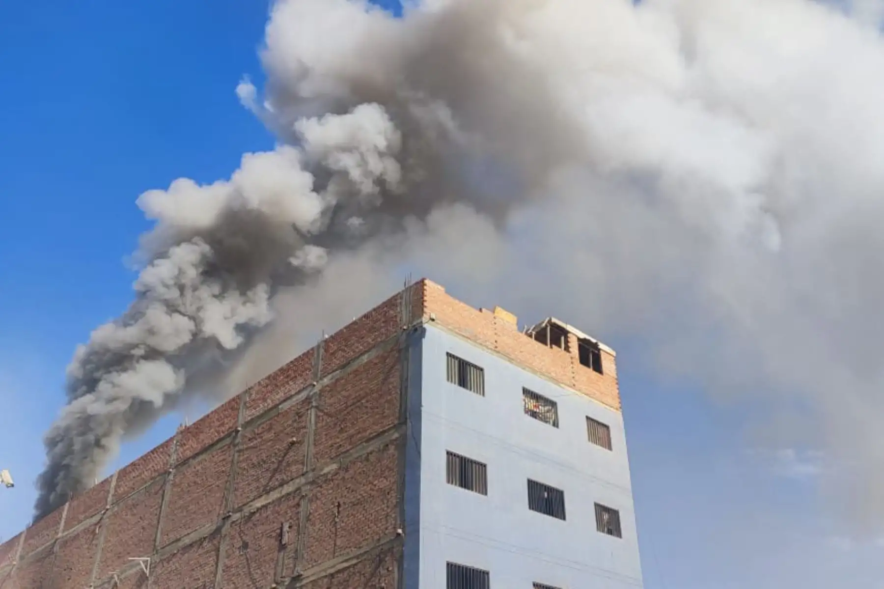 Al menos 13 unidades del Cuerpo de Bomberos Voluntarios atienden un incendio que se reporta en un taller mecánico de la cuadra 8 del jirón Abtao, en La Victoria, donde también se han escuchando explosiones. Foto: ANDINA/ Héctor Vinces