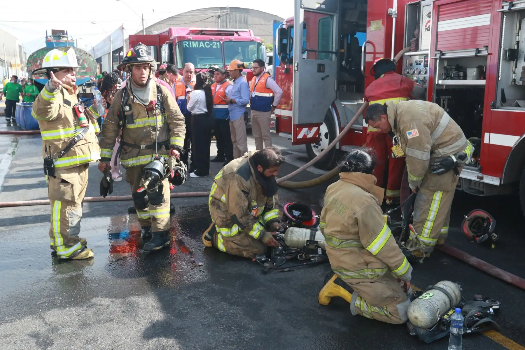 los bomberos atendieron el siniestro por dos frentes, uno de los cuales fue el jirón Abtao 831, pues en ese lugar hay un almacén con gran cantidad de balones de gas y cerca también un taller mecánico. Gracias a ello, evitaron una tragedia.FOTO:ANDINA/Hector Vinces.