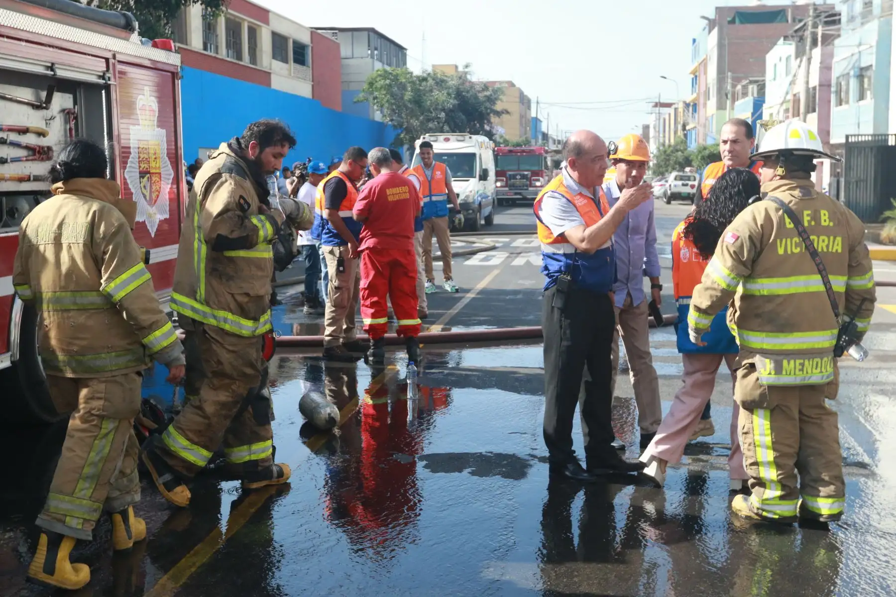 los bomberos atendieron el siniestro por dos frentes, uno de los cuales fue el jirón Abtao 831, pues en ese lugar hay un almacén con gran cantidad de balones de gas y cerca también un taller mecánico. Gracias a ello, evitaron una tragedia.FOTO:ANDINA/Hector Vinces.