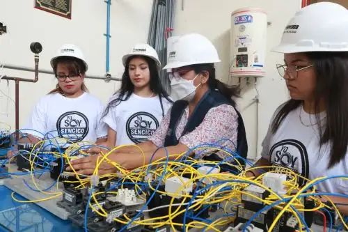 Sencico organiza programa "Mujeres en accion",graduacion de mujeres electricistas y albañiles.FOTO:ANDINA/Hector Vinces.