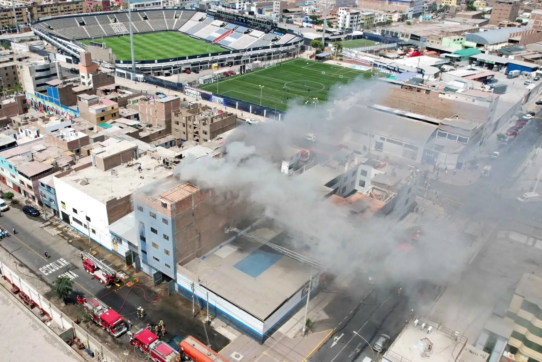 Bomberos voluntarios luchan para apagar el incendio de código 3 que se inició esta mañana en un almacén de productos químicos que funciona dentro de un edificio ubicado en el jirón Manuel Cisneros 608, cerca del estadio de Alianza Lima, en La Victoria. Foto: ANDINA/ Juan Carlos Guzmán