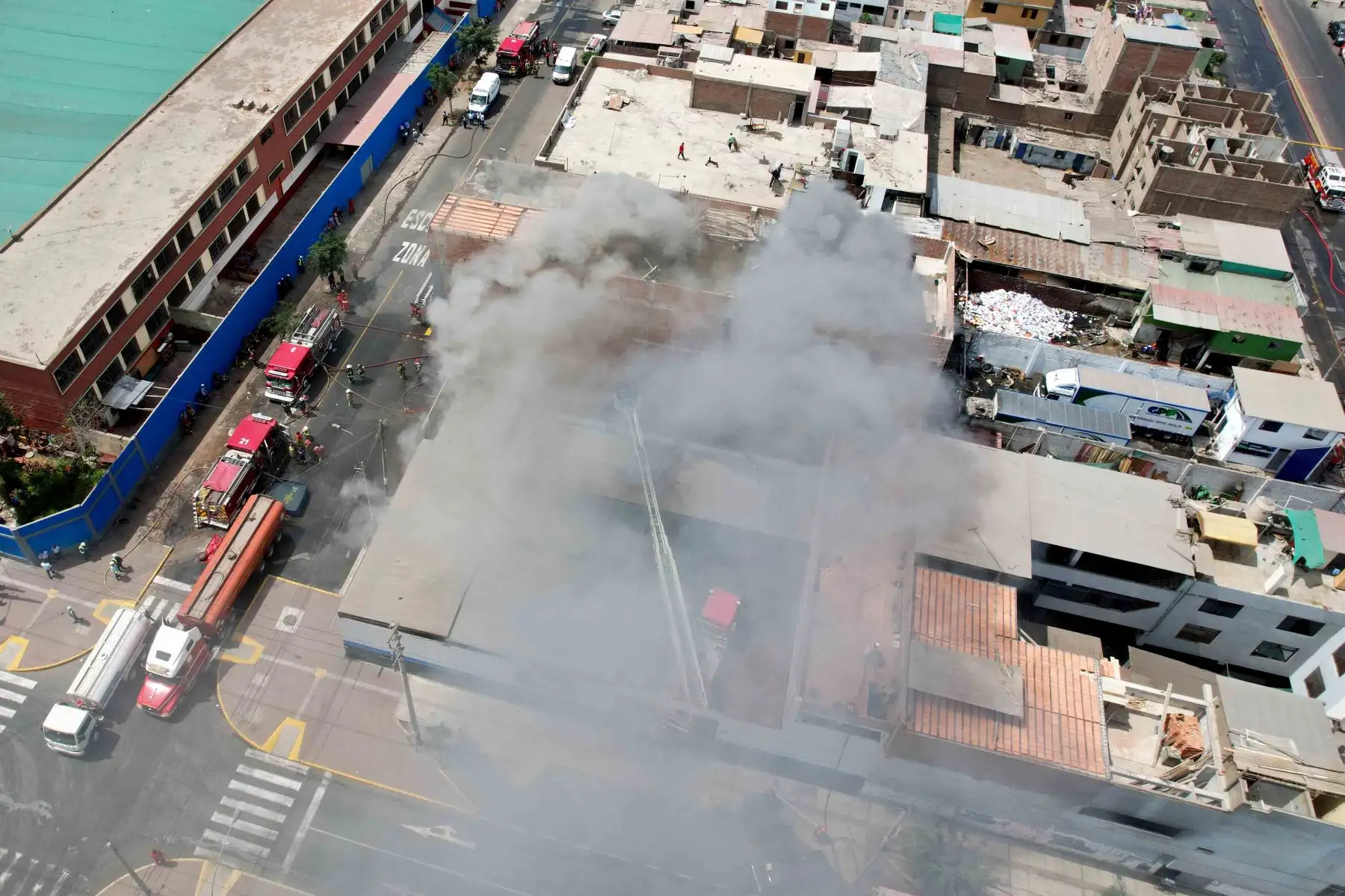 Bomberos voluntarios luchan para apagar el incendio de código 3 que se inició esta mañana en un almacén de productos químicos que funciona dentro de un edificio ubicado en el jirón Manuel Cisneros 608, cerca del estadio de Alianza Lima, en La Victoria. Foto: ANDINA/ Juan Carlos Guzmán