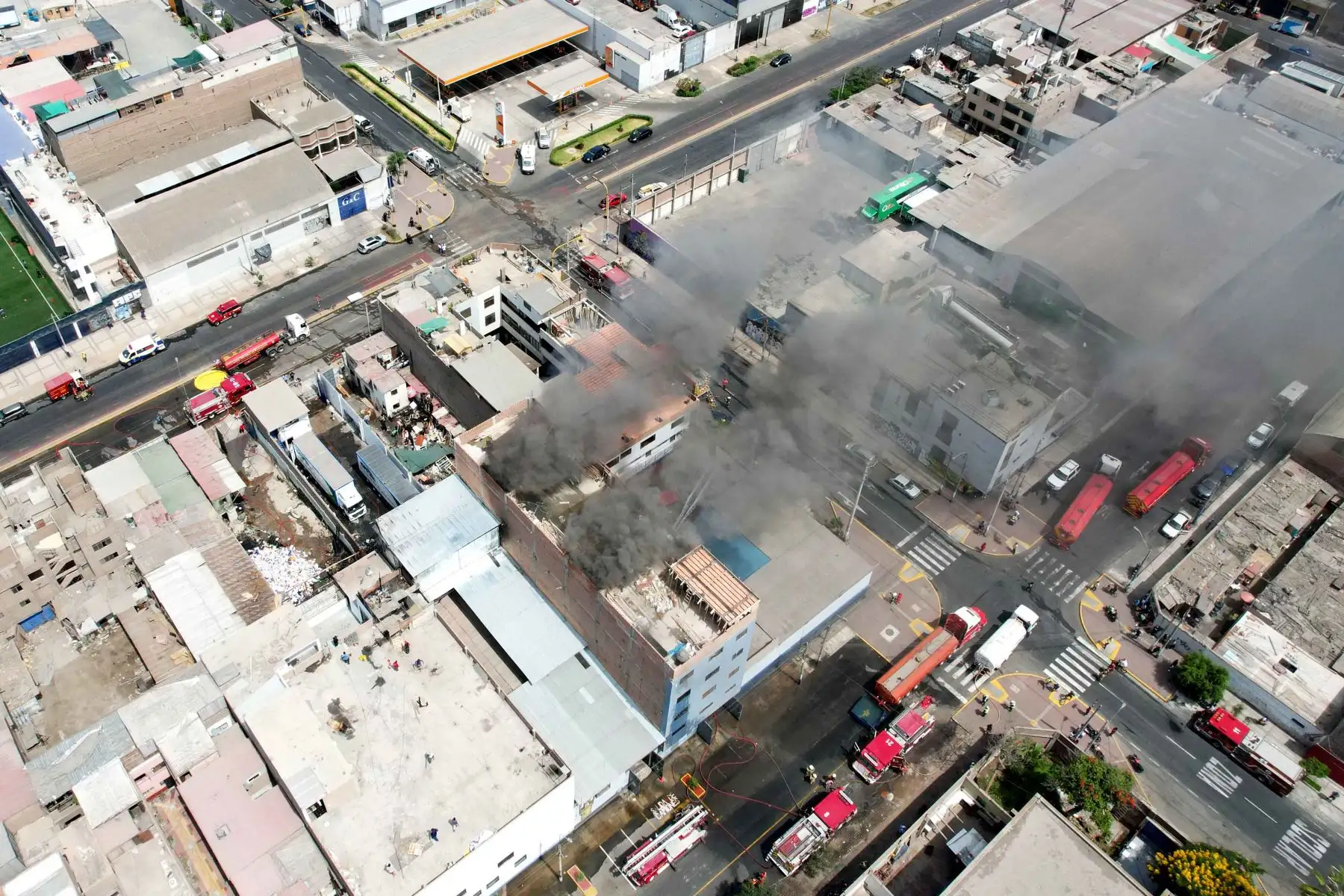 Bomberos voluntarios luchan para apagar el incendio de código 3 que se inició esta mañana en un almacén de productos químicos que funciona dentro de un edificio ubicado en el jirón Manuel Cisneros 608, cerca del estadio de Alianza Lima, en La Victoria. Foto: ANDINA/ Juan Carlos Guzmán