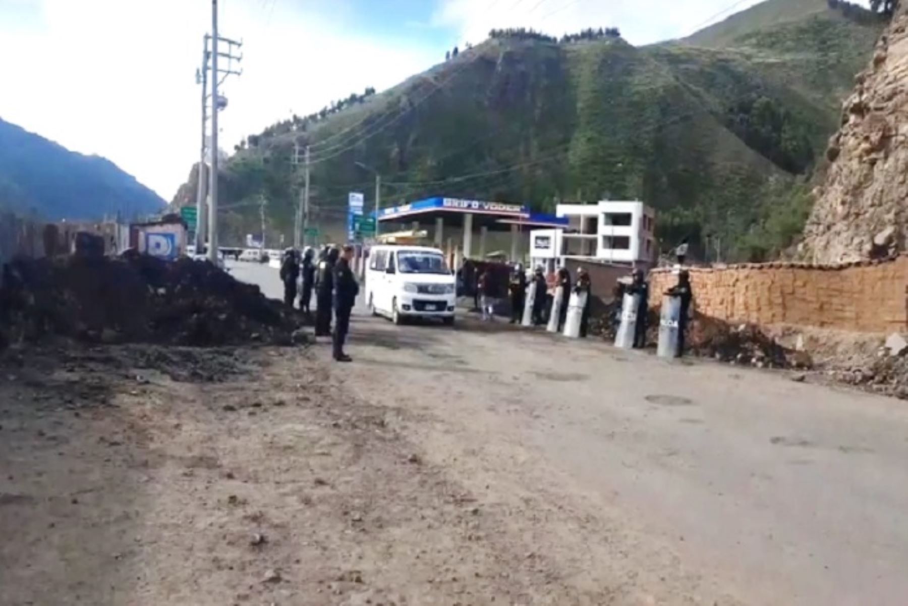 Policía libera vía Cusco-Puno-Arequipa bloqueada por manifestantes. Foto: Internet/Medios