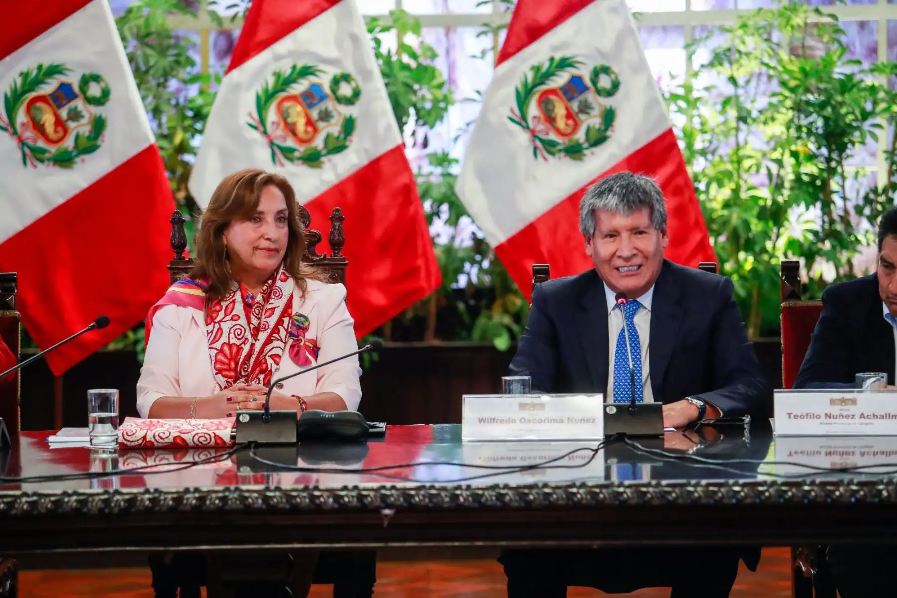 Presidenta Dina Boluarte se reunió hoy con el gobernador regional de Ayacucho y 40 alcaldes distritales y provinciales para coordinar proyectos destinados a impulsar el crecimiento y desarrollo de dicha jurisdicción. Foto: ANDINA/ Prensa Presidencia