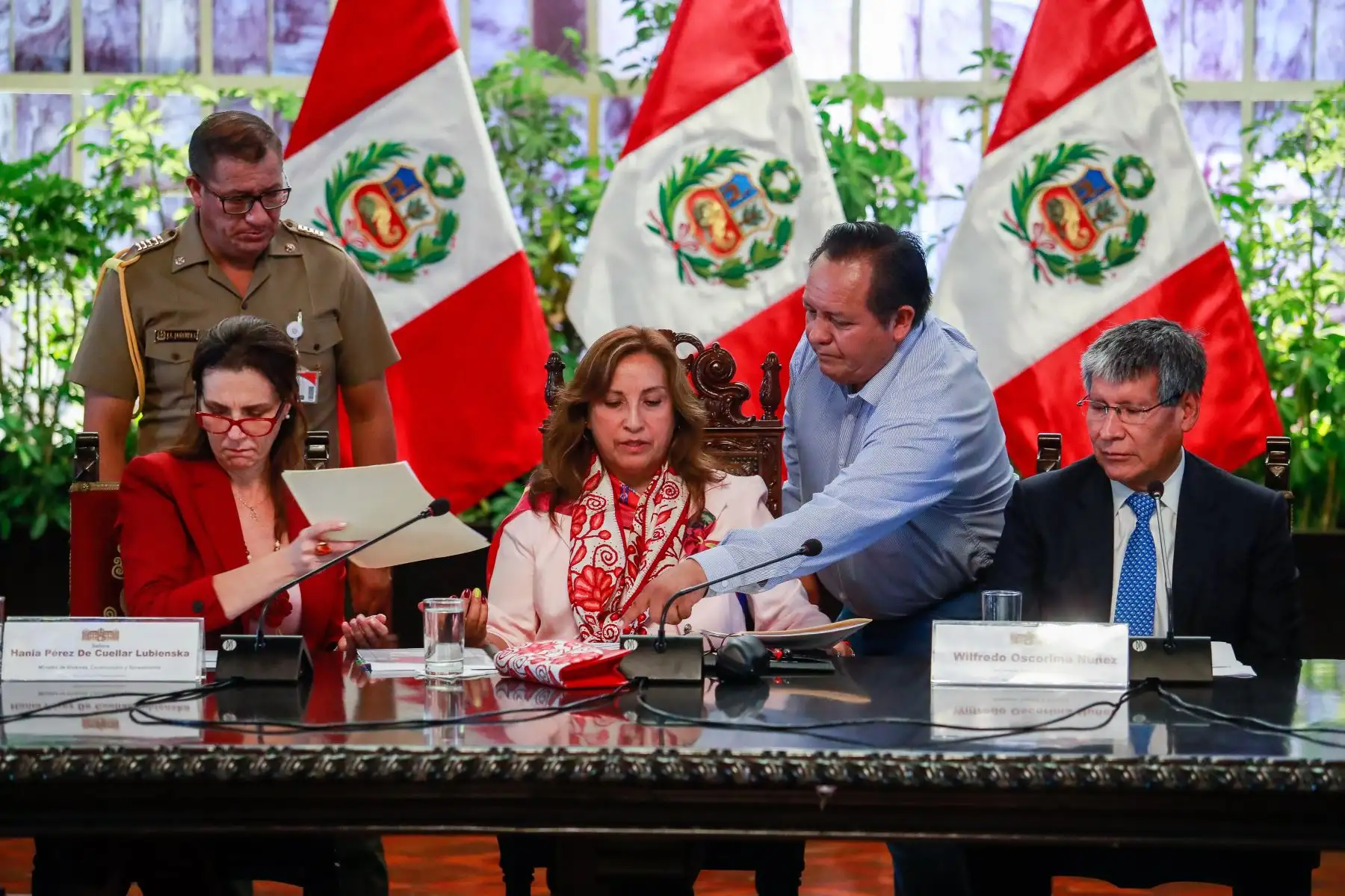 Presidenta Dina Boluarte se reunió hoy con el gobernador regional de Ayacucho y 40 alcaldes distritales y provinciales para coordinar proyectos destinados a impulsar el crecimiento y desarrollo de dicha jurisdicción. Foto: ANDINA/ Prensa Presidencia